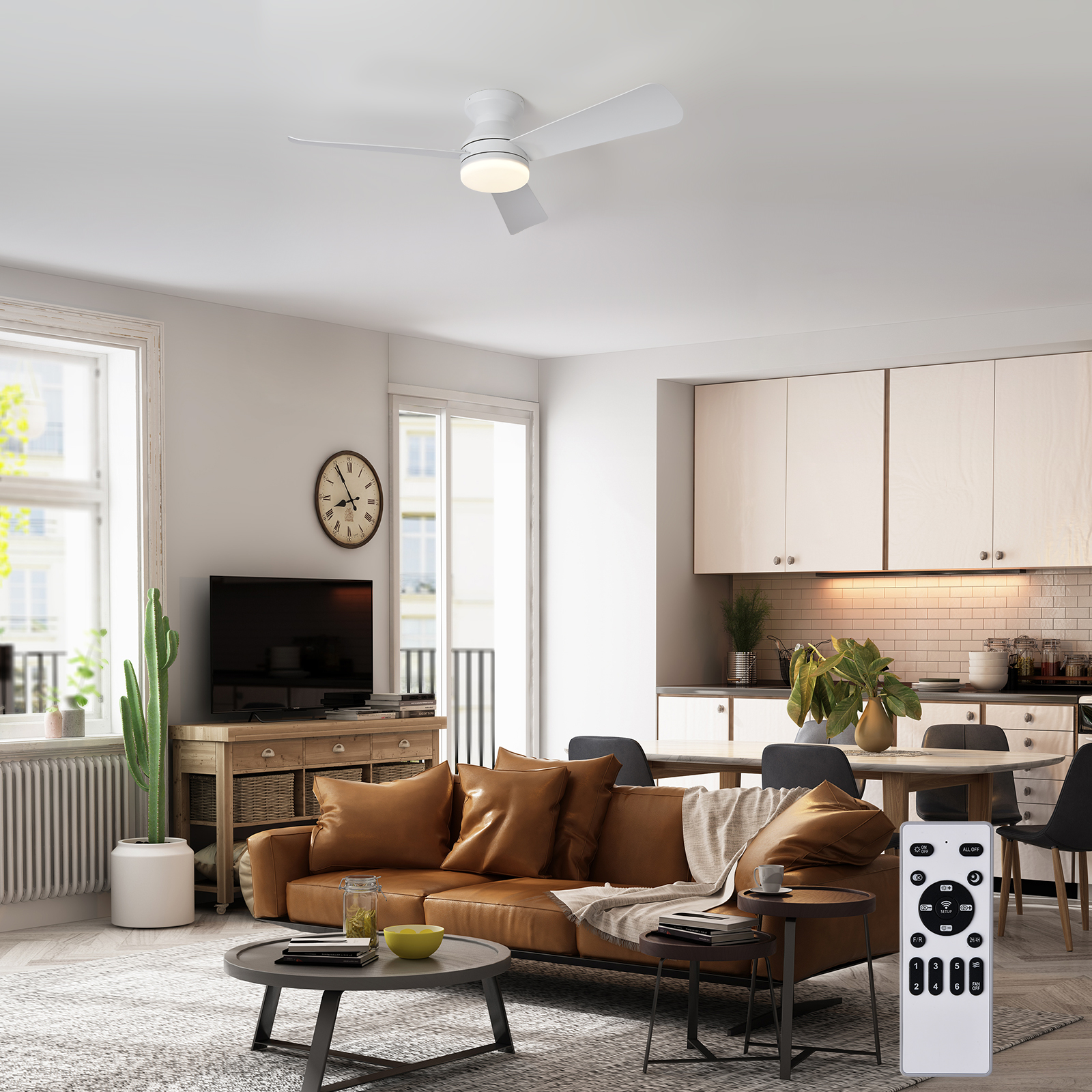 Ventilador de techo blanco con luz en una sala de estar moderna con sofá de cuero marrón.