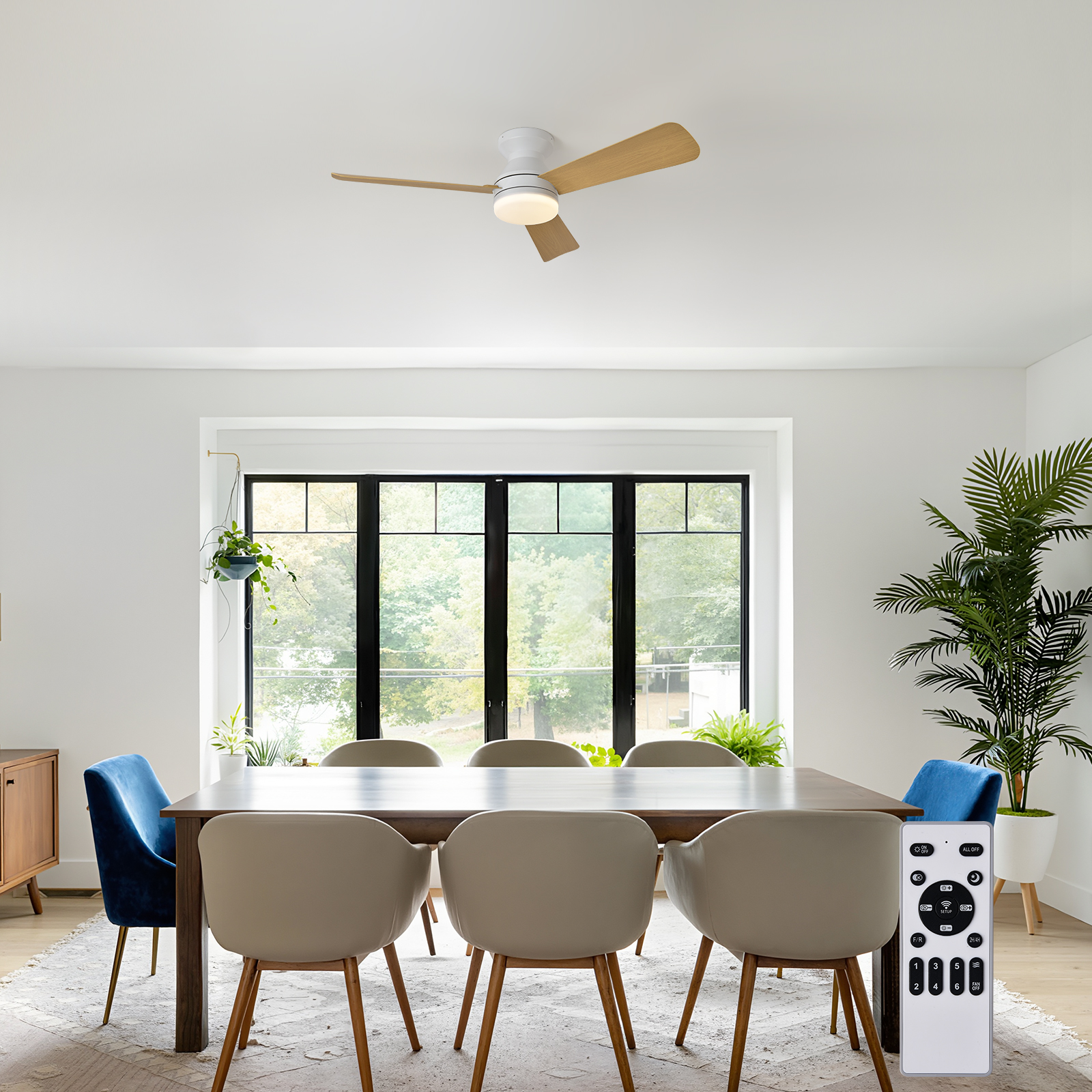 Comedor con ventilador de techo, mesa de madera, sillas, ventanas y mando a distancia.