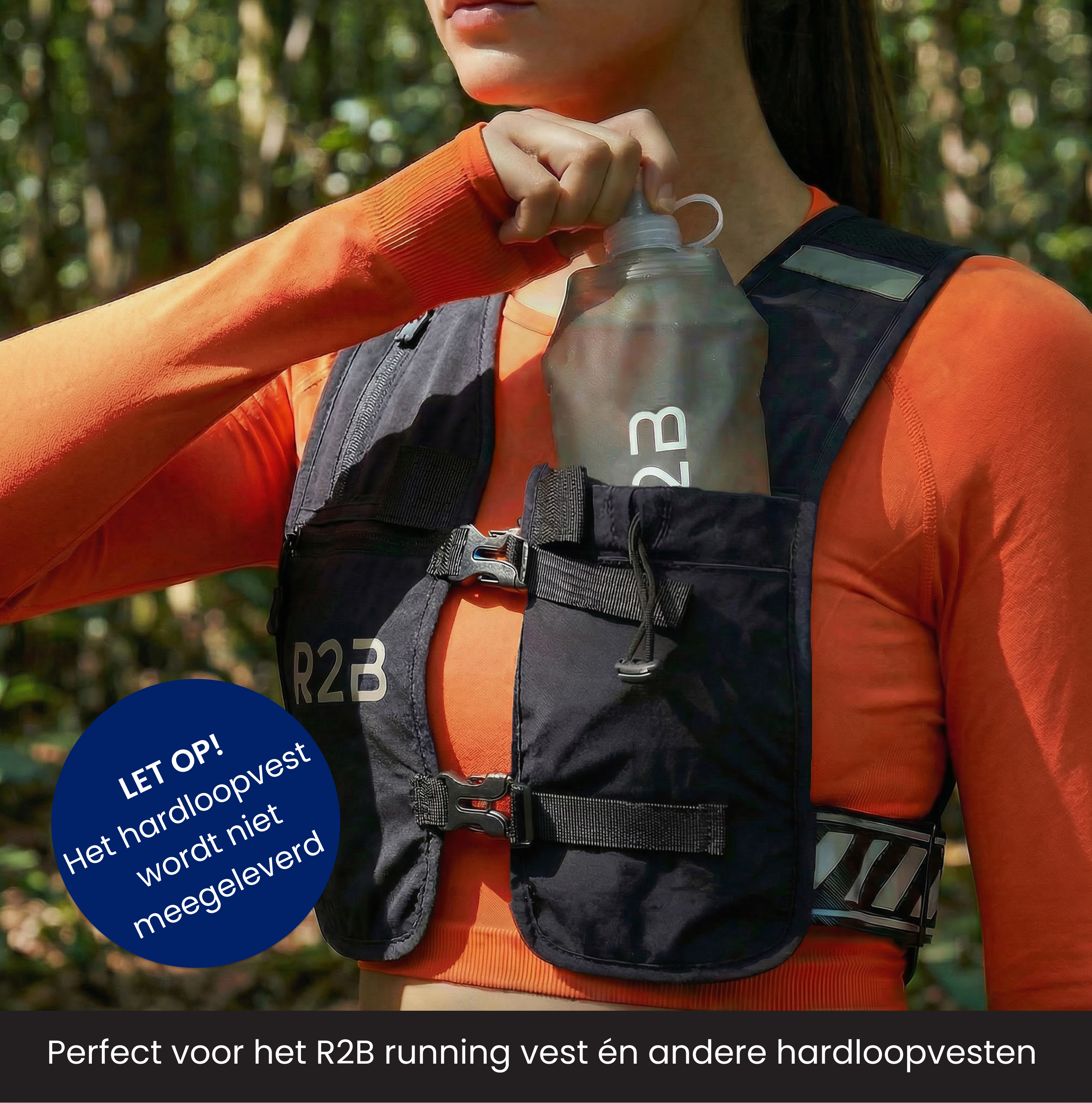 Une personne en haut orange porte un gilet de course et tient une bouteille d'eau.