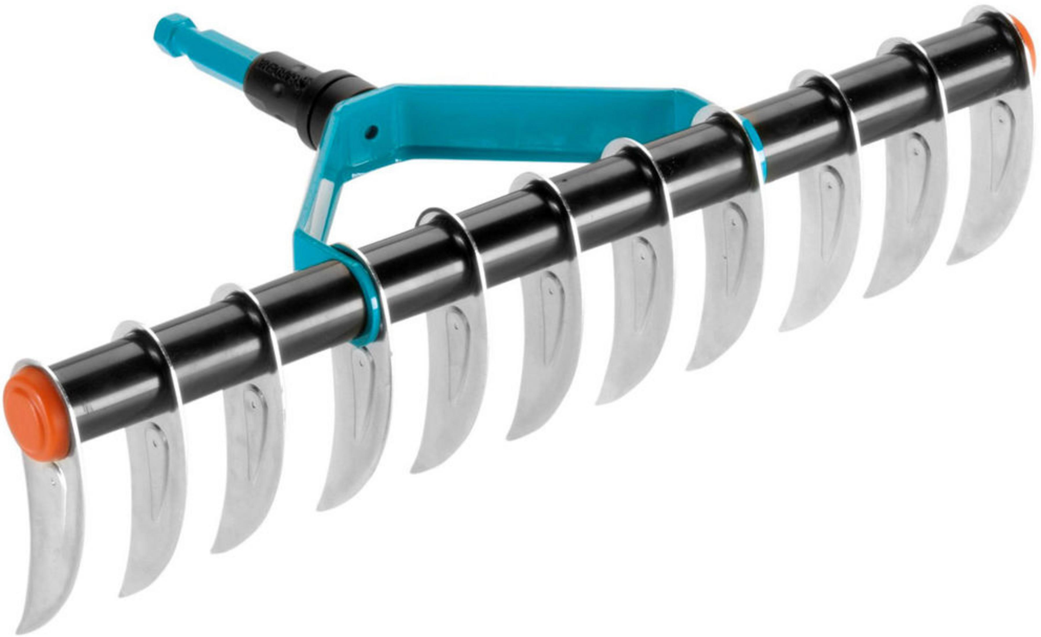 Un aeratore per prato blu e nero con molti denti metallici su sfondo bianco.