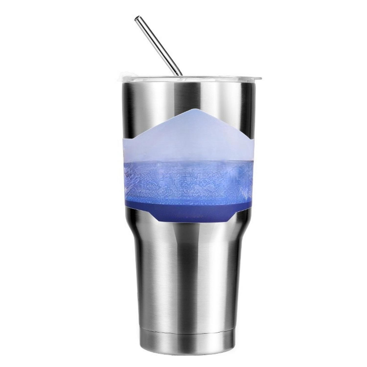 Silberner Becher mit blauem Eisdesign und Strohhalm
