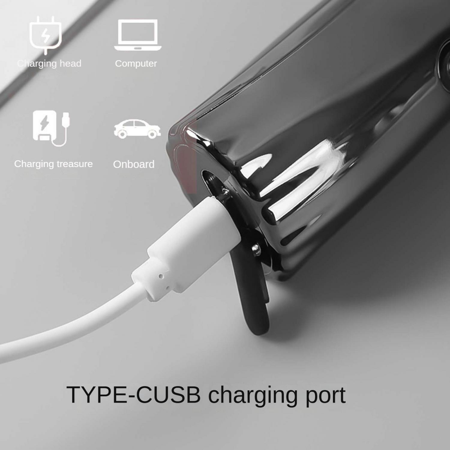 Ein weißes USB-C-Kabel wird in einen glänzenden schwarzen Ladeanschluss gesteckt.