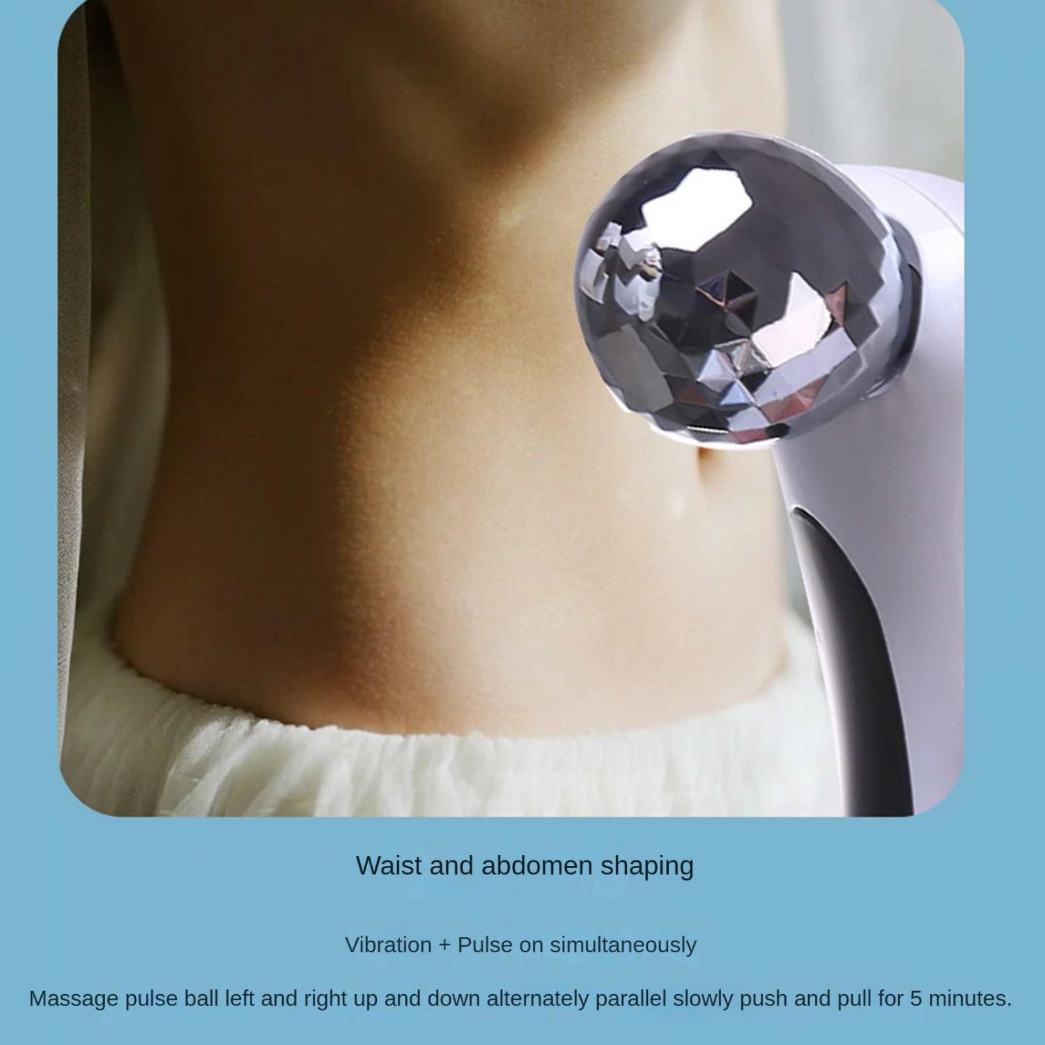 Ein Massagegerät mit glänzendem Ball wird auf der Taille einer Person verwendet.
