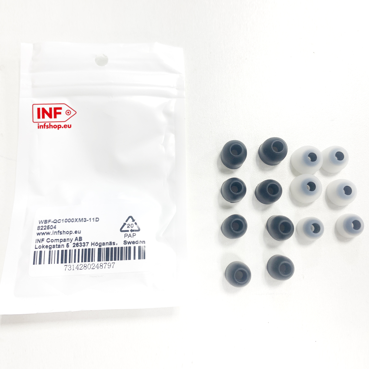 Opakowanie czarnych i szarych końcówek do uszu na białym tle.