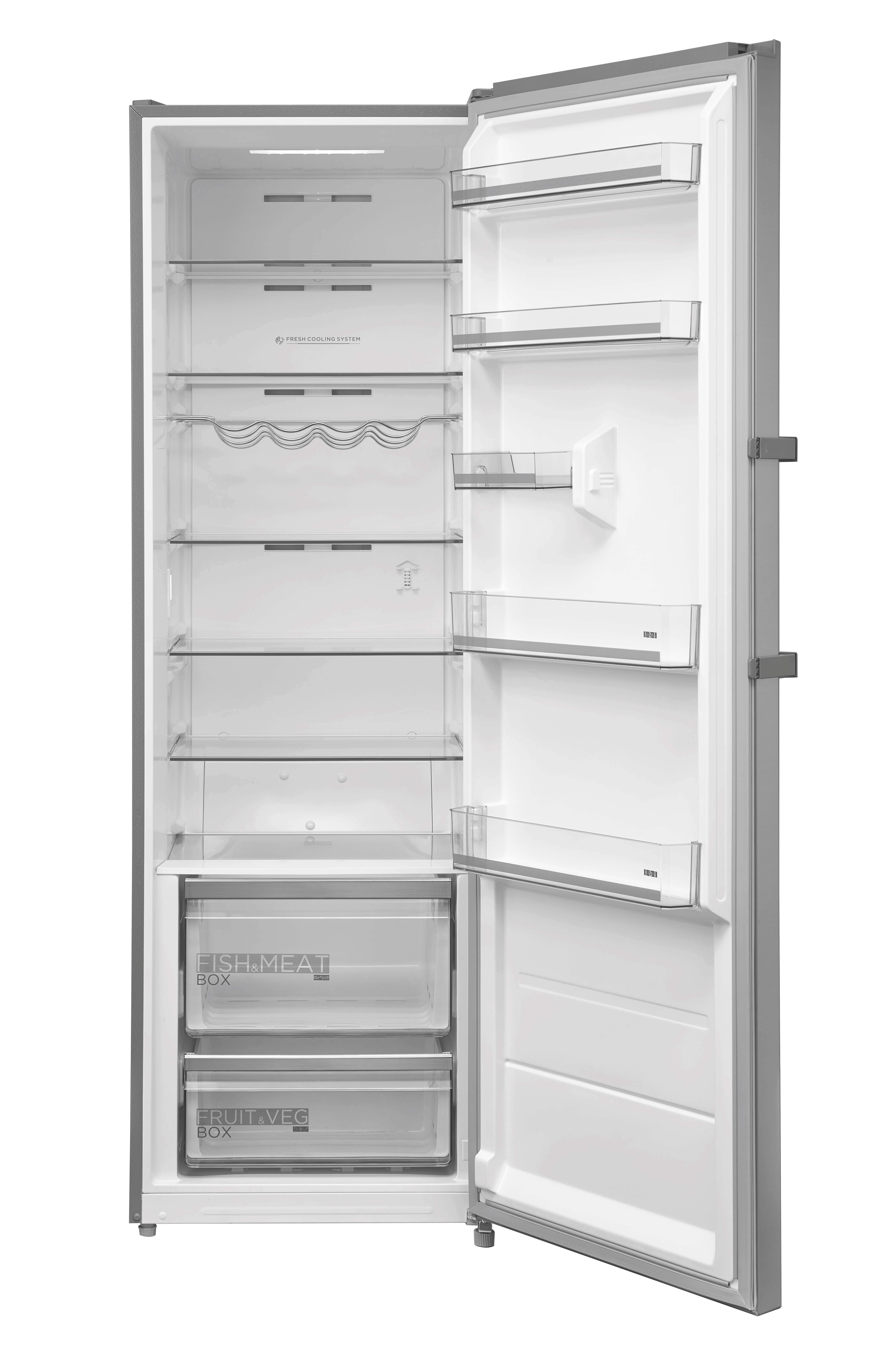 Ein leerer, offener Kühlschrank mit silbernem Gehäuse und weißen Regalen.