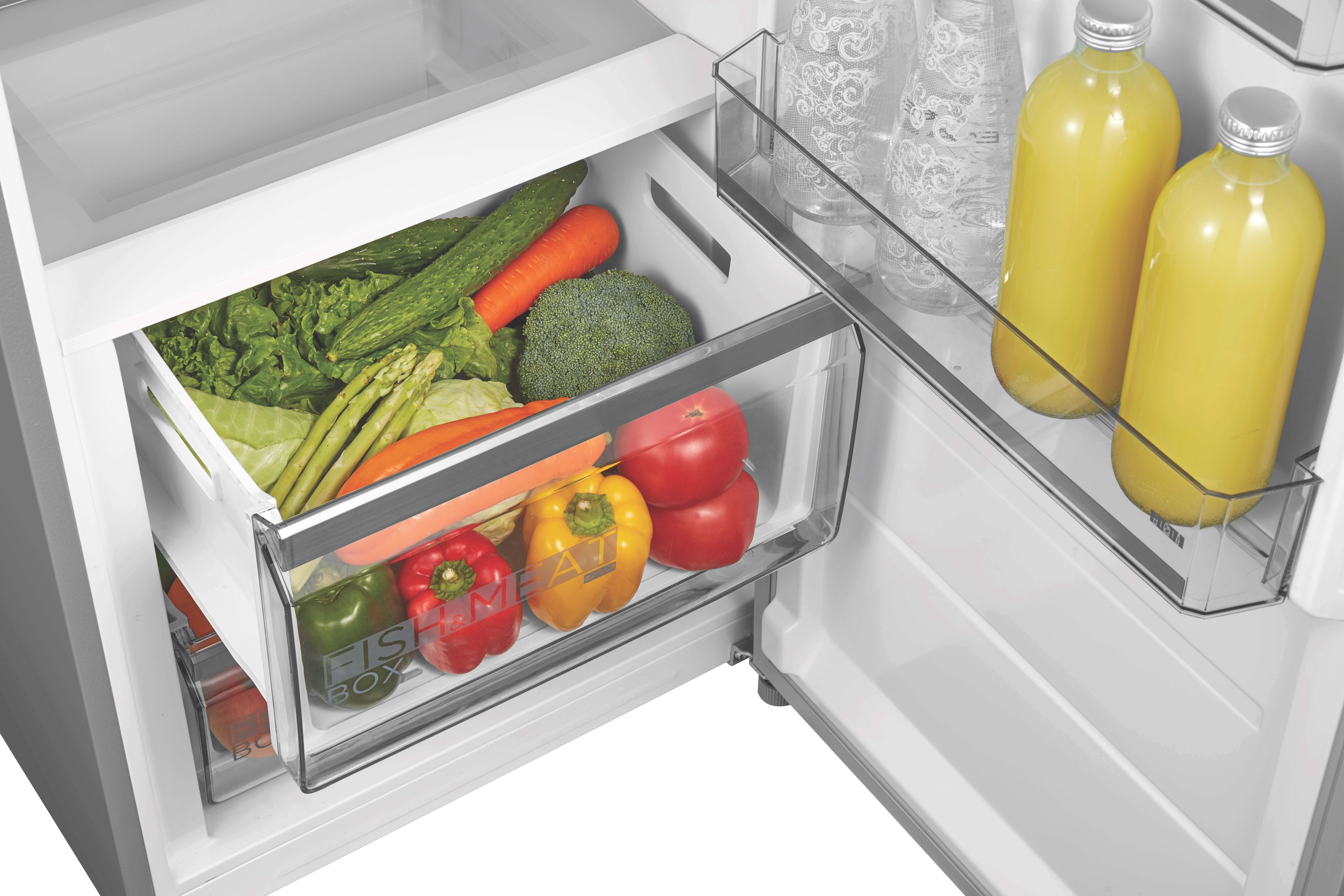 Kühlschrank mit Gemüsefächern: Salat, Gurken, Karotten, Brokkoli, Paprika, Tomaten und Saftflaschen.