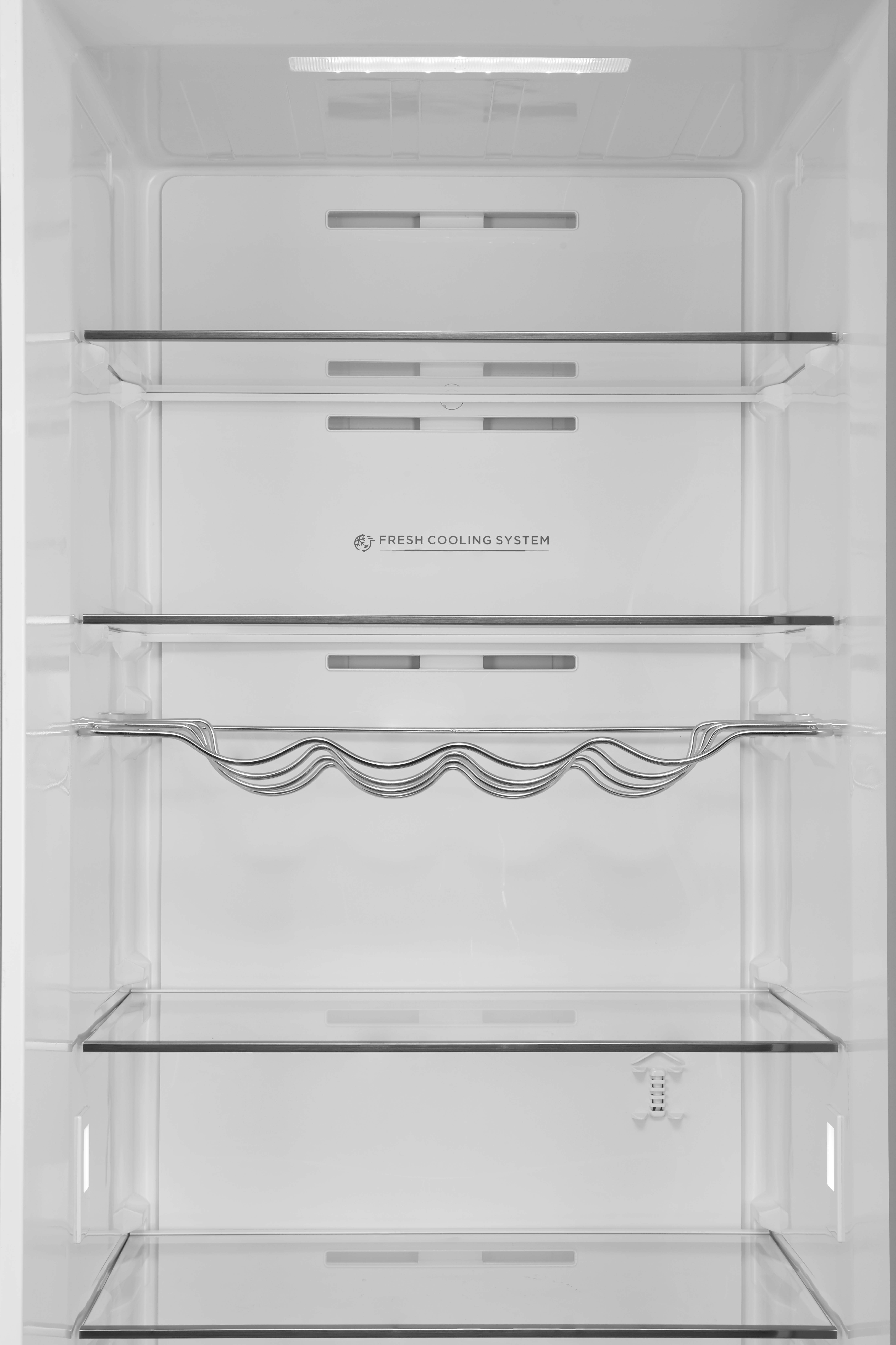 Ein leerer weißer Kühlschrank mit Regalen und einer Flaschenablage.