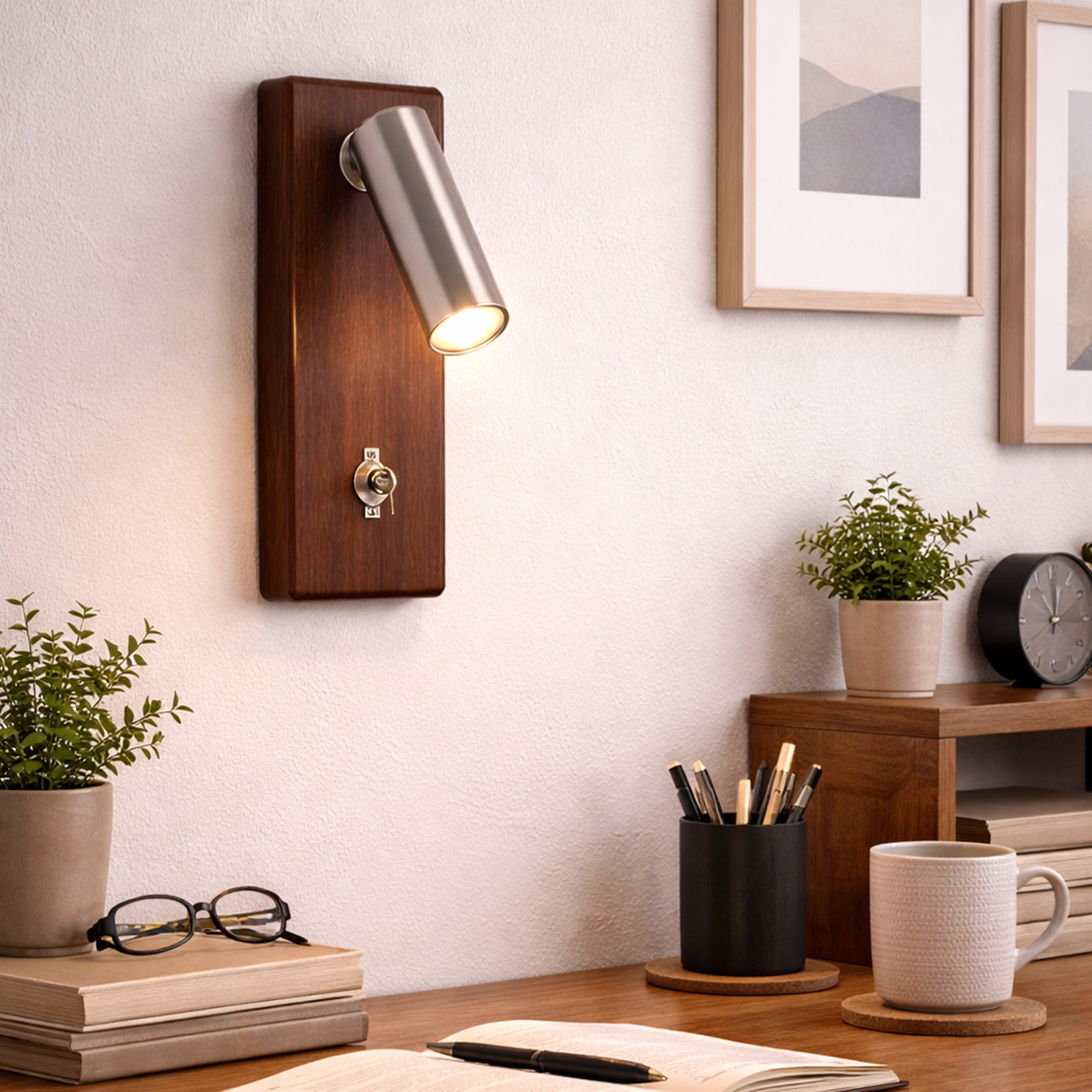 Un foco de pared iluminado con base de madera sobre libros y plantas.