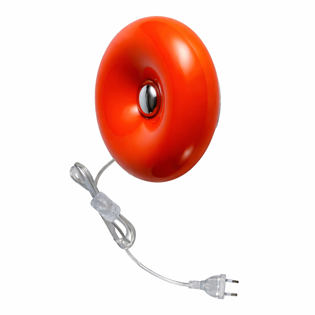 Una bola naranja brillante con un botón plateado en el centro y un cable.