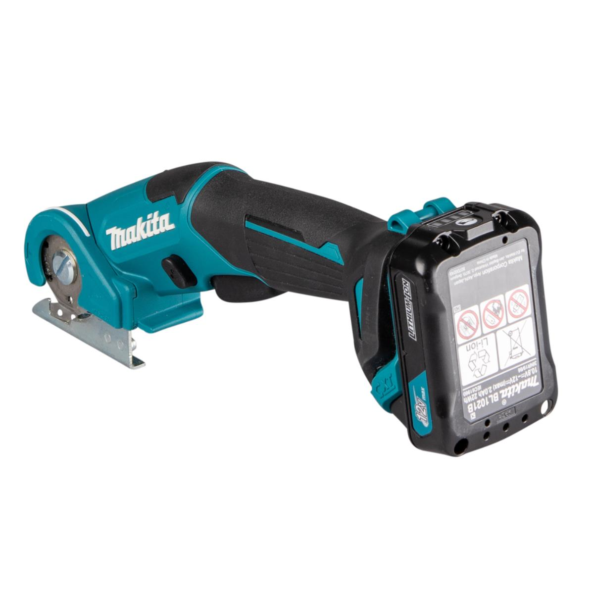 Ein blauer und schwarzer Makita-Akku-Schneider mit Lithium-Ionen-Akku.