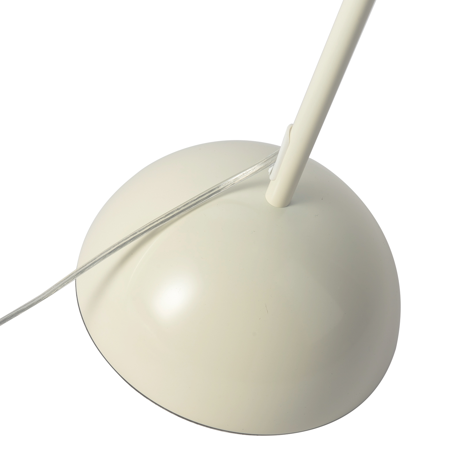 Una lámpara blanca con base redonda y cable metálico.