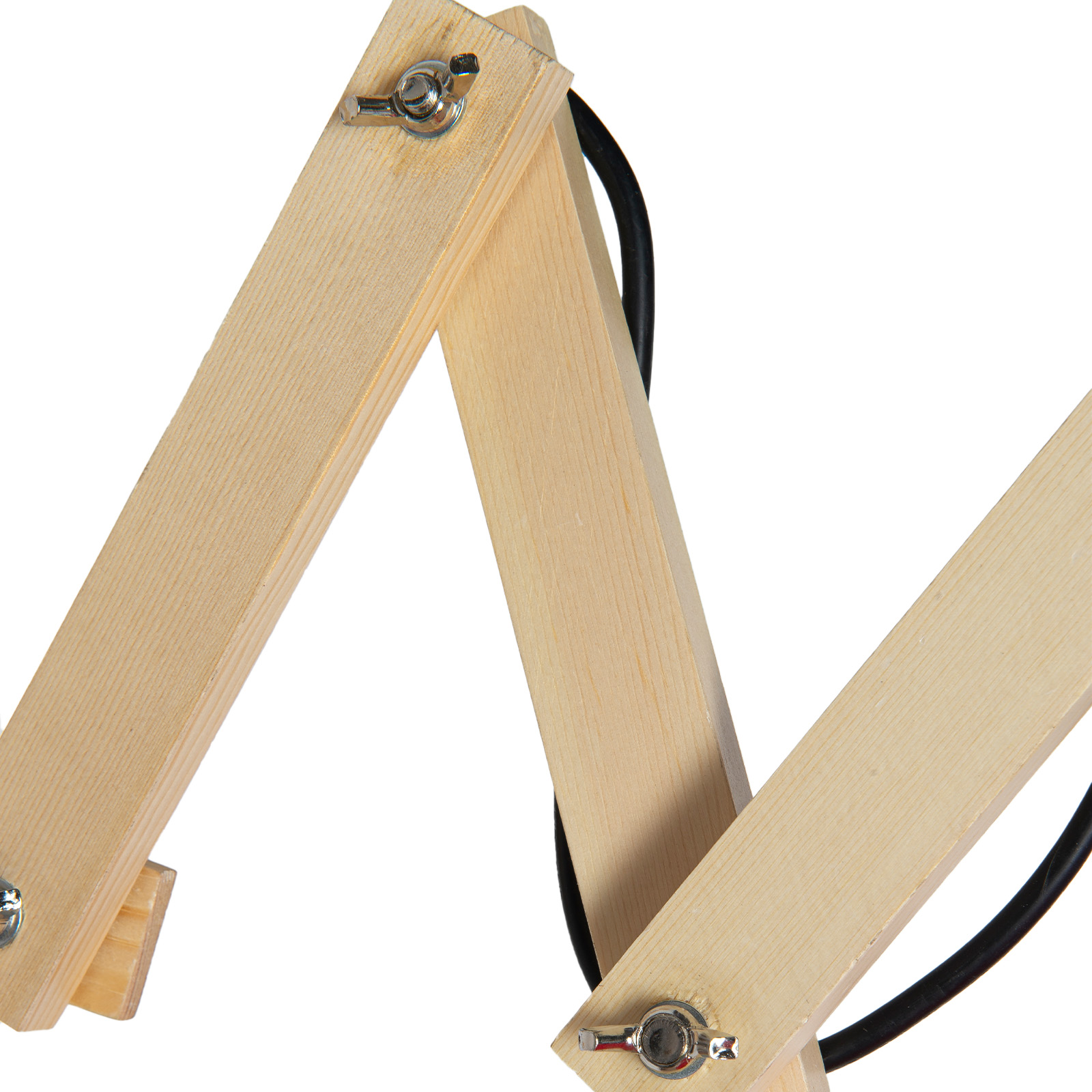 Primer plano de brazo de lámpara de madera con tornillos y cable negro.