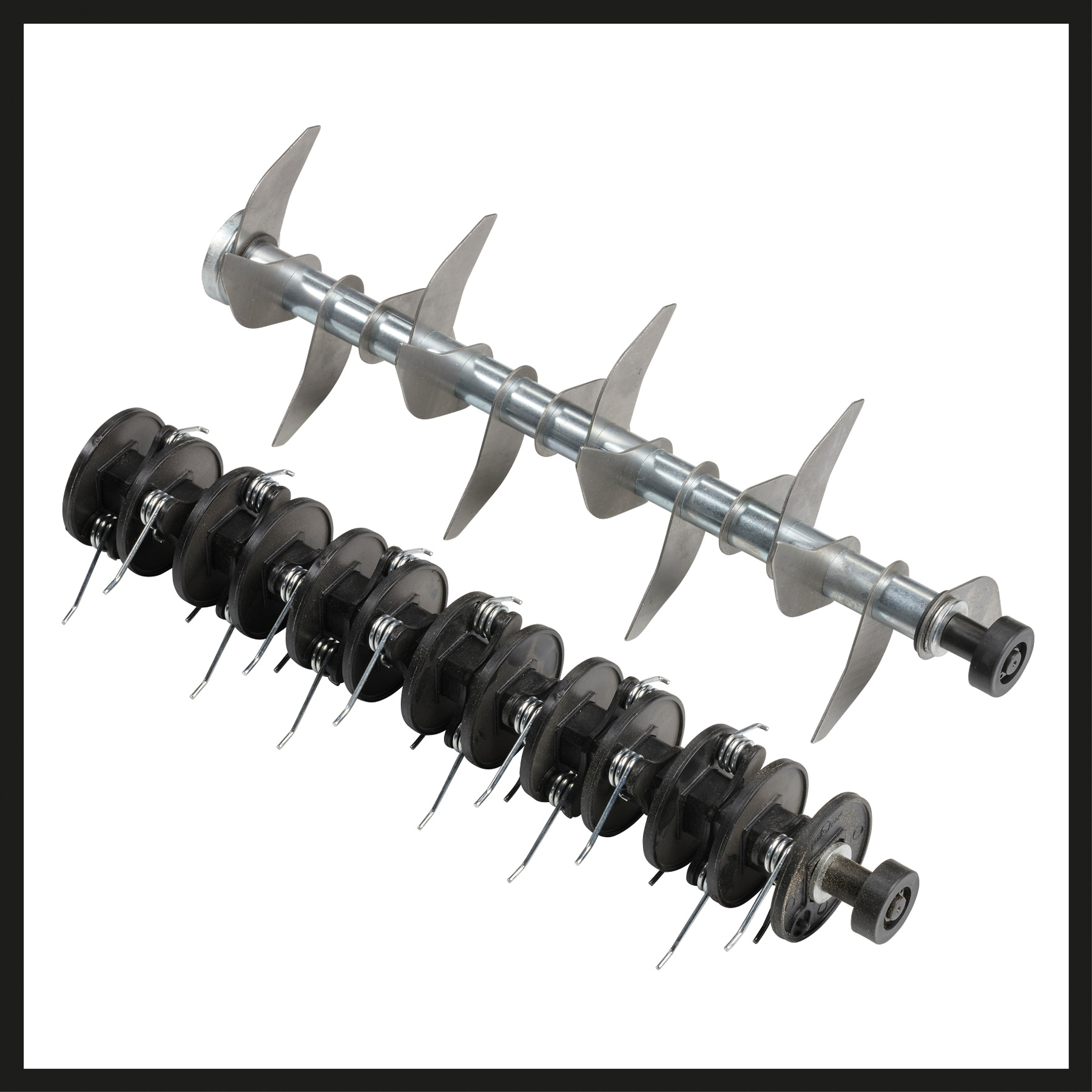Zwei aerifiziererwalzen, eine aus Metall mit Klingen, eine aus Kunststoff mit Stiften.