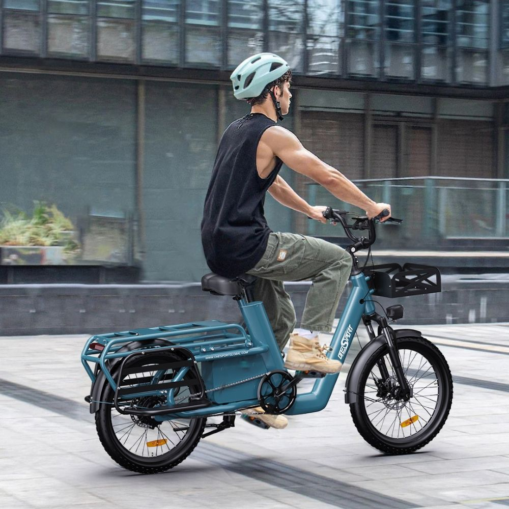 Un uomo con casco guida una e-bike blu con portapacchi per strada.