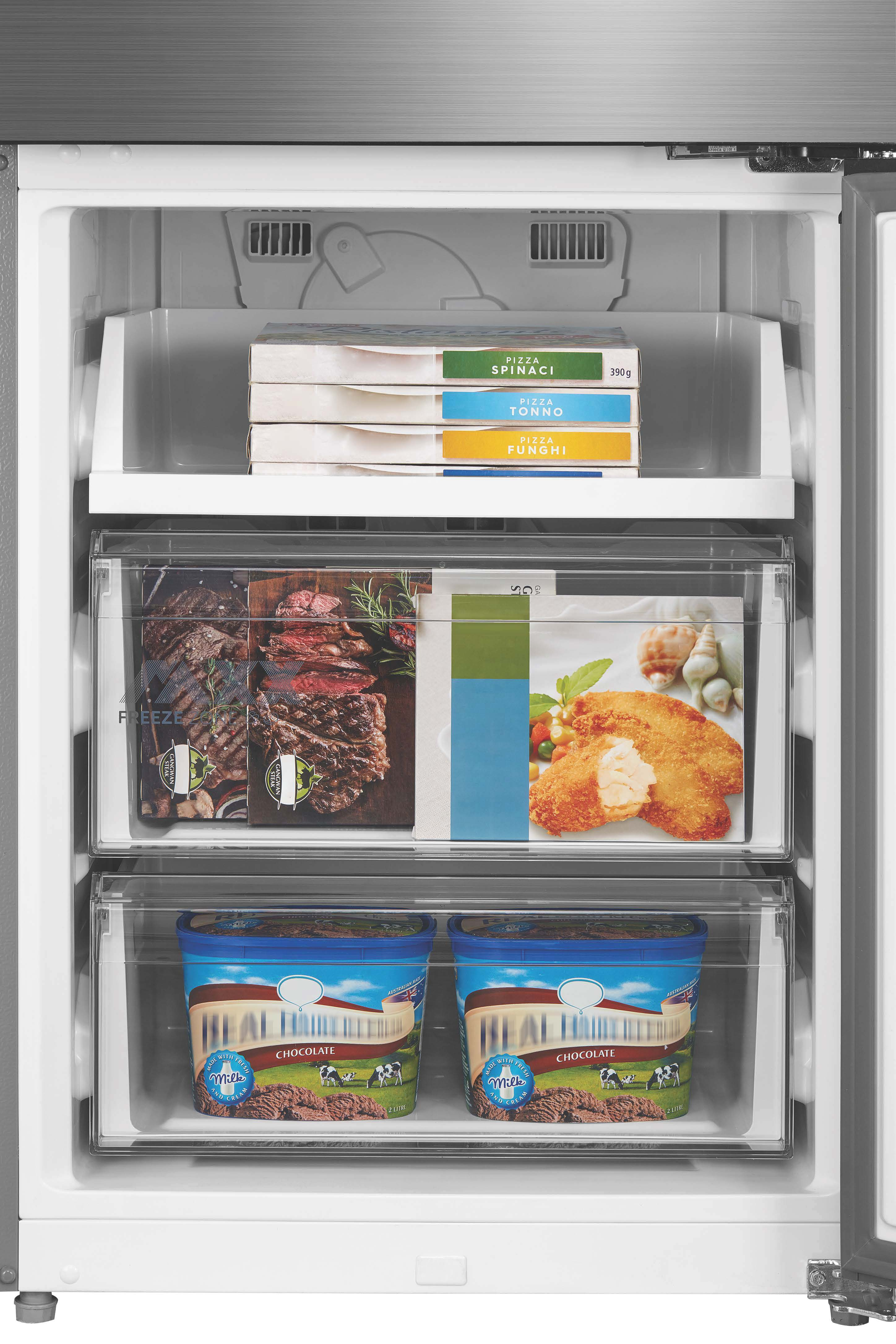 Gefrierschrank mit gefrorenen Lebensmitteln: Pizza, Steak und Eiscreme.