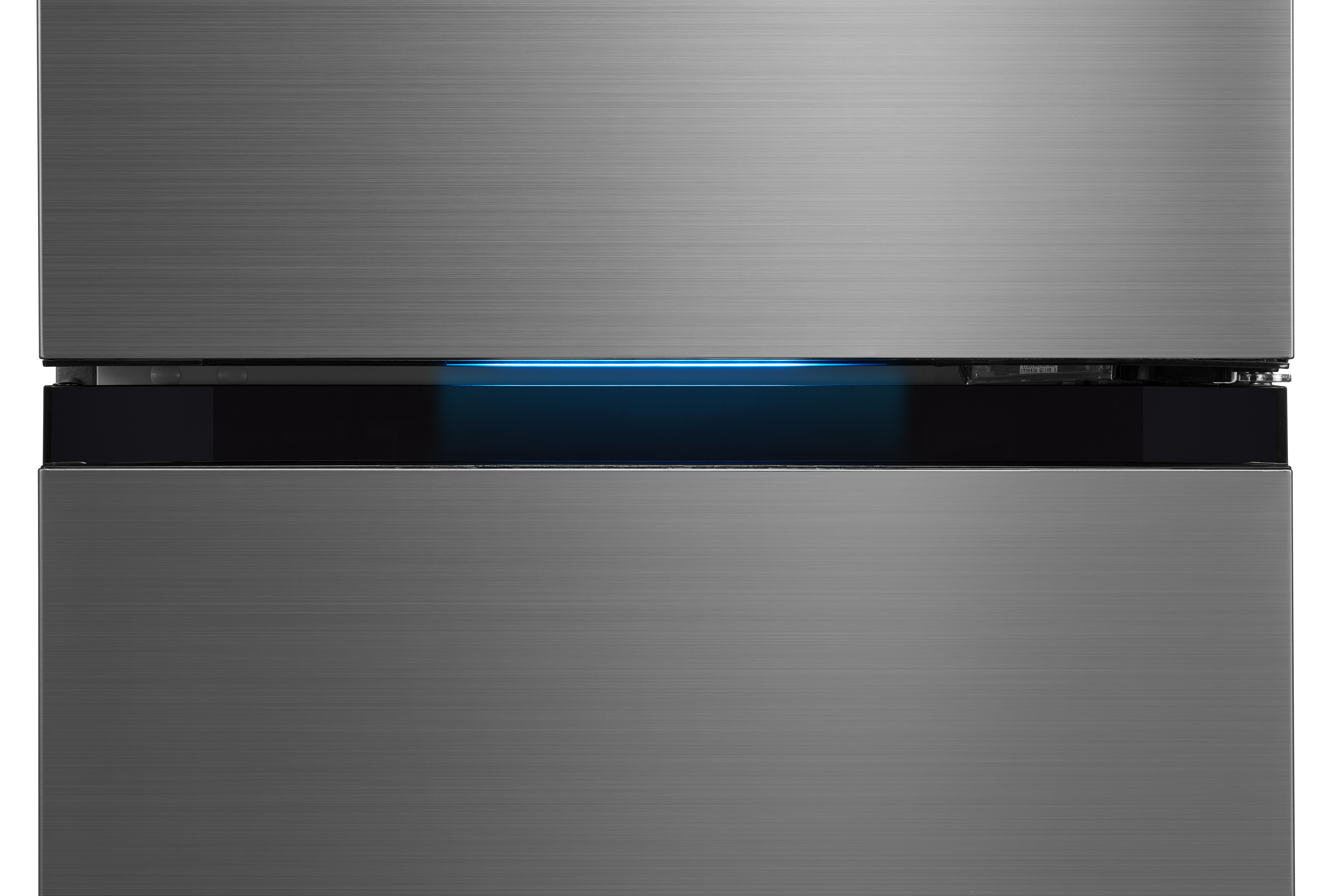 Grauer Kühlschrank mit blauer LED-Leiste zwischen den Türen.