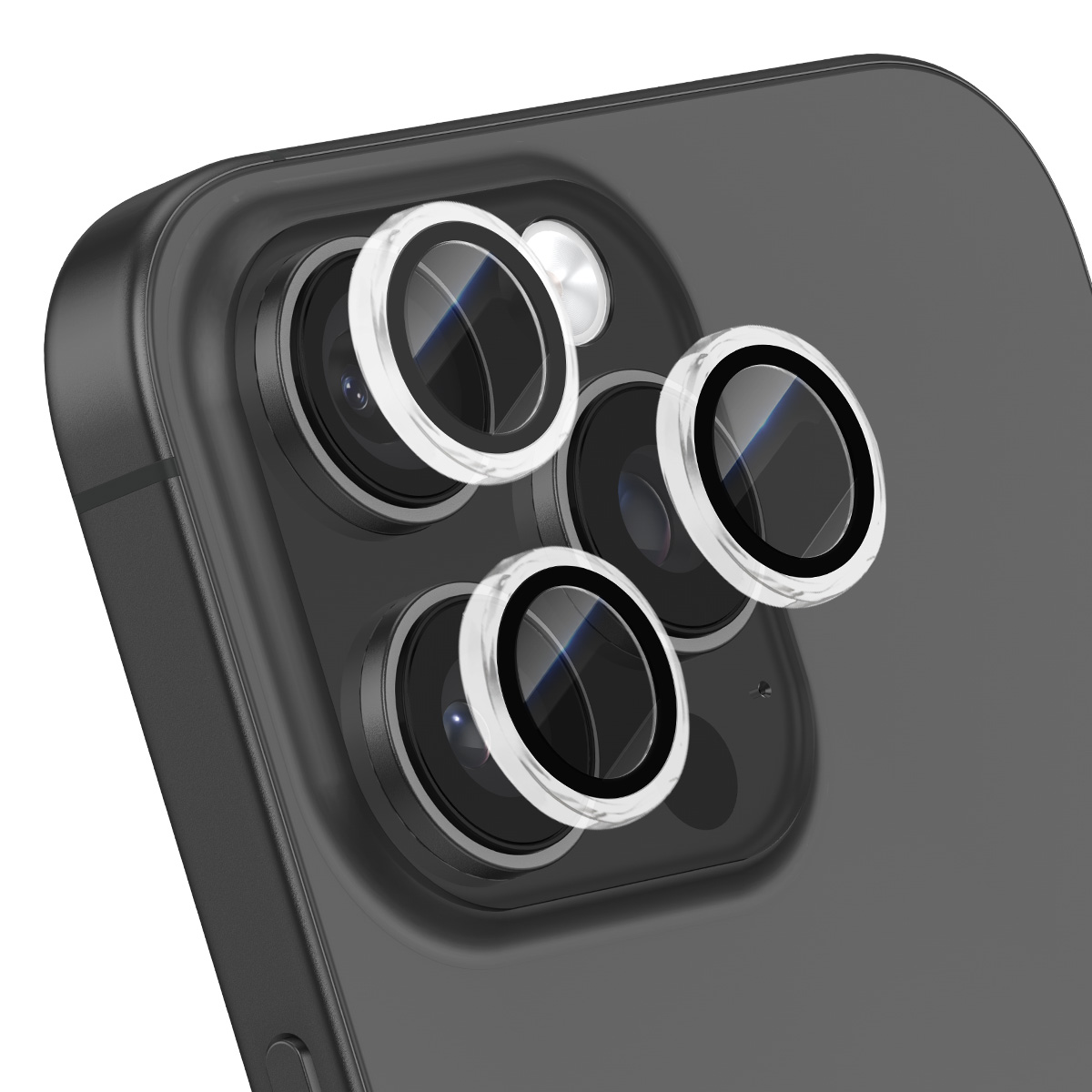 Drie beschermringen voor smartphonecamera's op een donkere telefoonhoes.