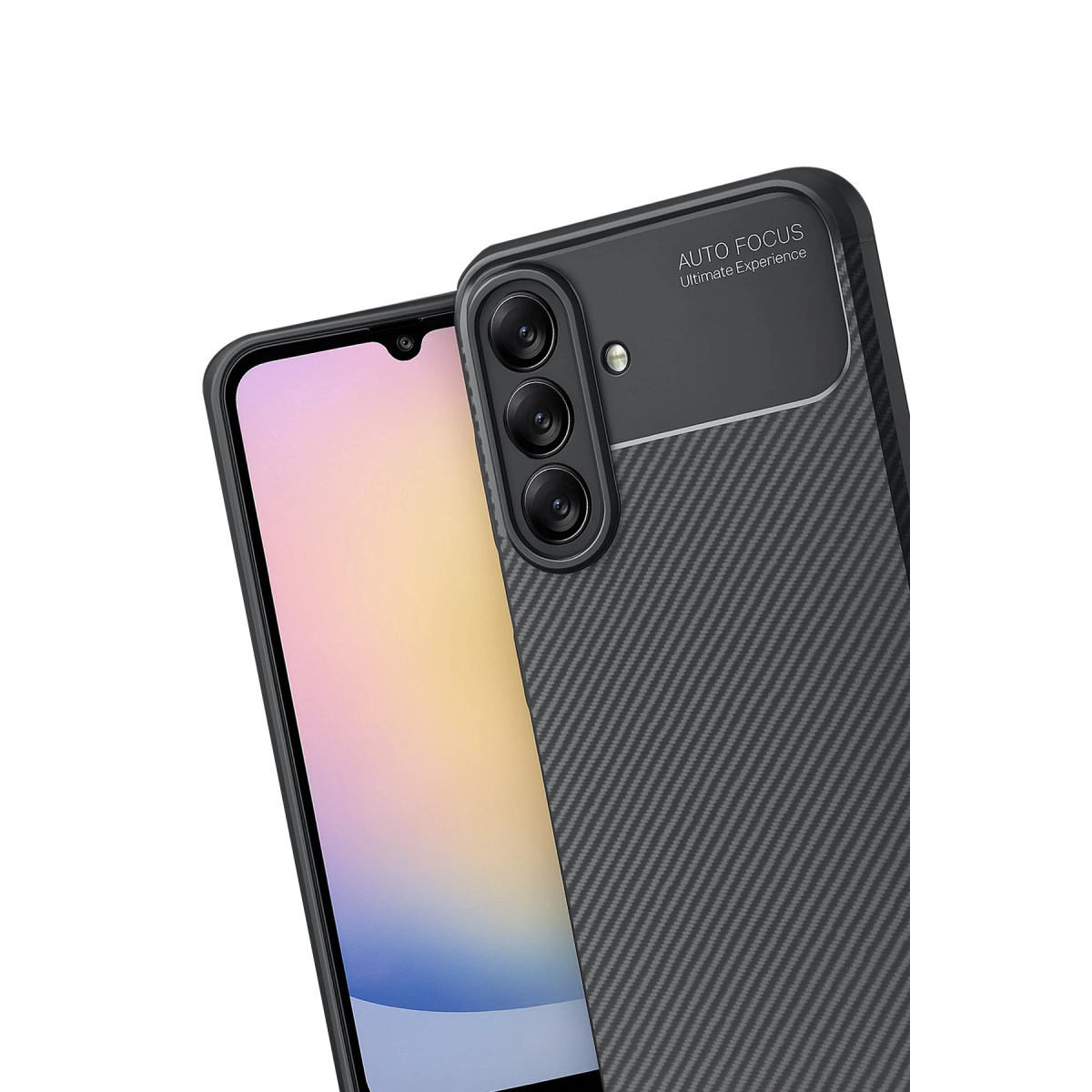 Karbon desenli kılıflı gri akıllı telefon ve üçlü kamera.