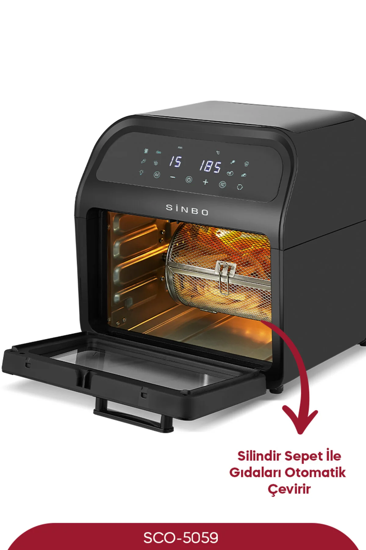 Açık kapılı siyah air fryer fırın, içinde patates kızartması dolu dönen sepet.