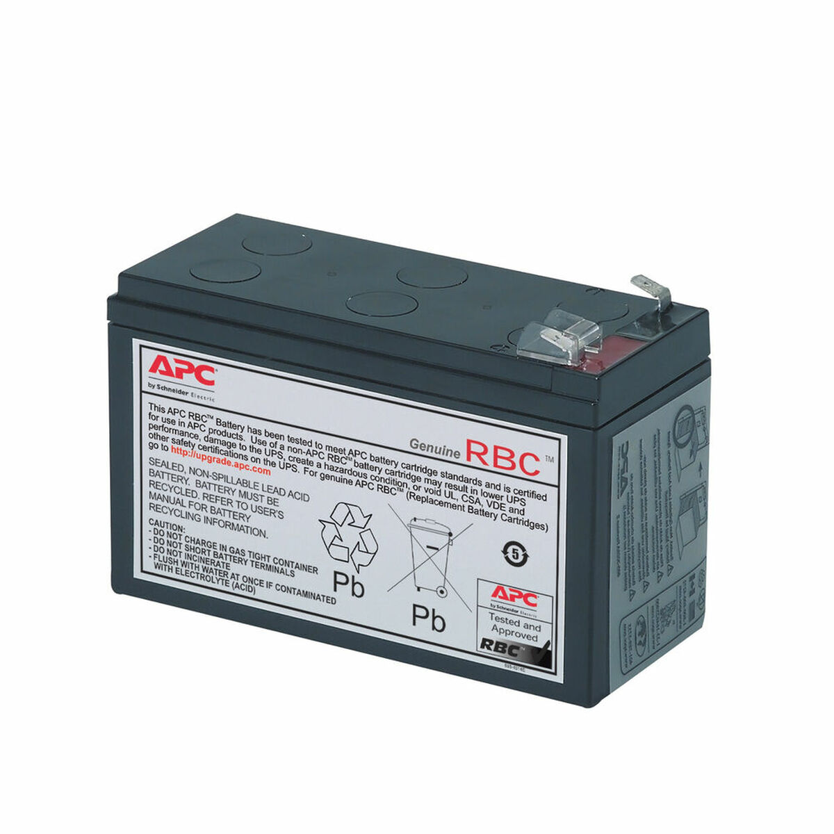 Una batteria APC RBC nera con etichette e terminali su sfondo bianco.