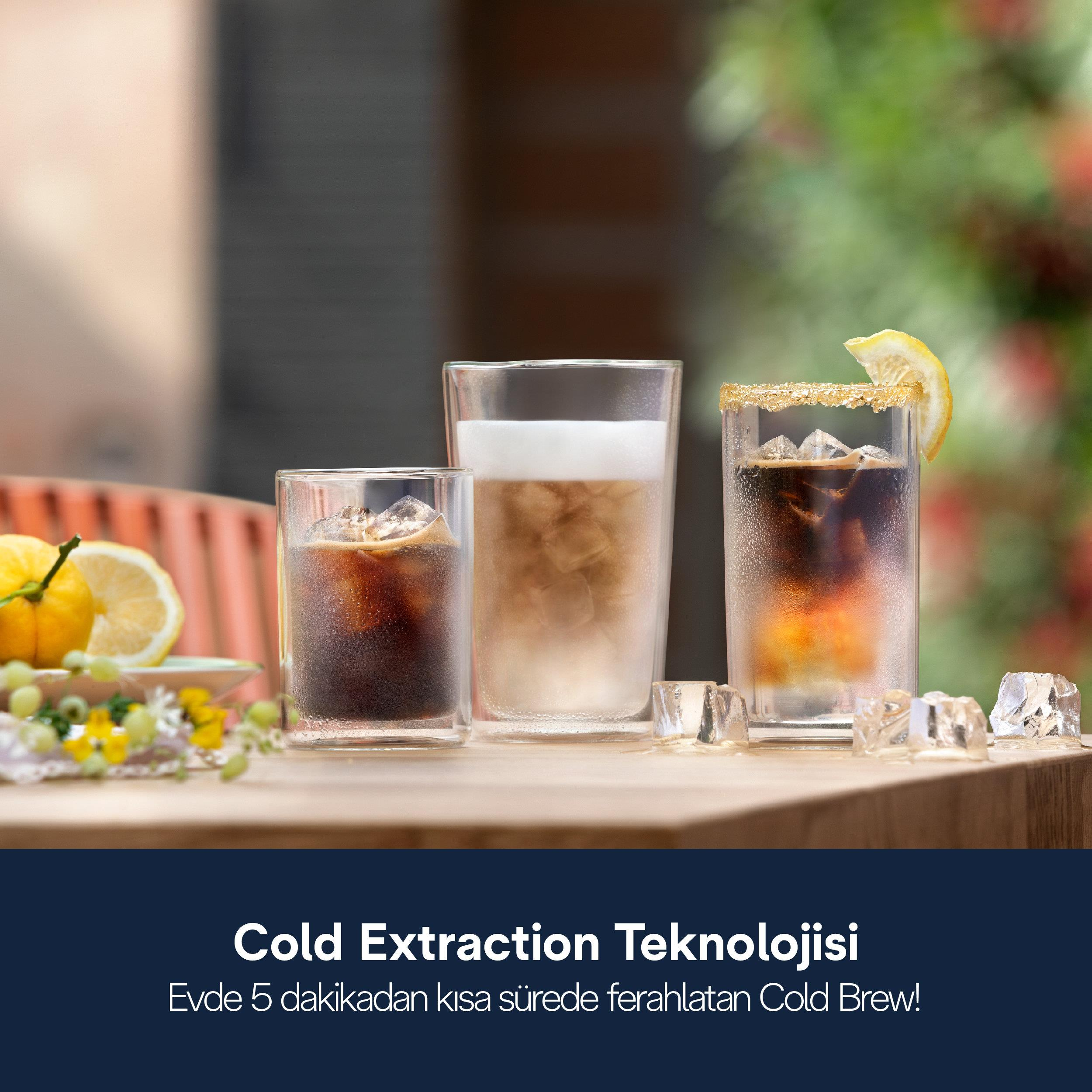 Tre bicchieri di caffè freddo con fetta di limone, cubetti di ghiaccio sul tavolo.