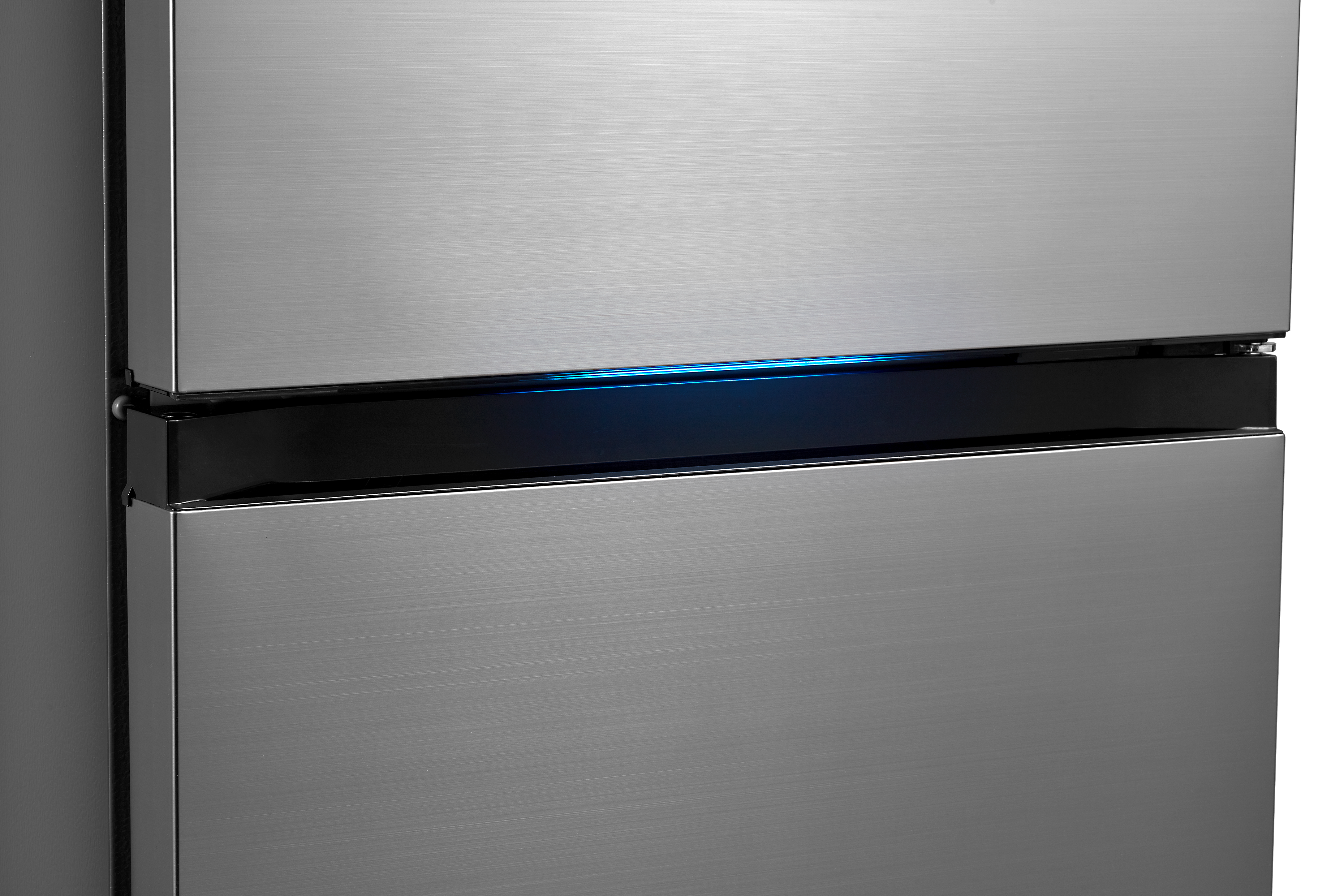 Ein silberner Kühlschrank mit einem blauen Lichtstreifen.