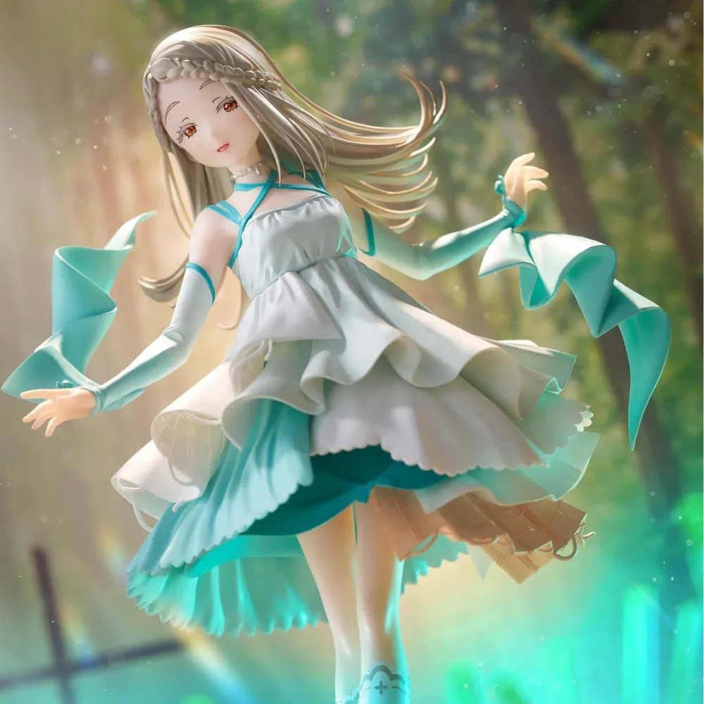 Una figura anime con capelli biondi e vestito bianco-azzurro in una foresta.