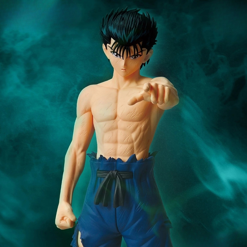Action figure di un giovane con capelli scuri, torso nudo e pantaloni blu.