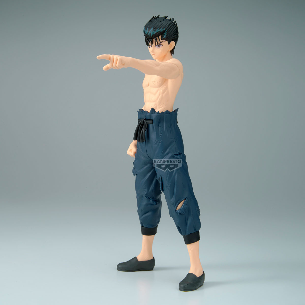 Una figura a torso nudo con pantaloni blu strappati punta in avanti.