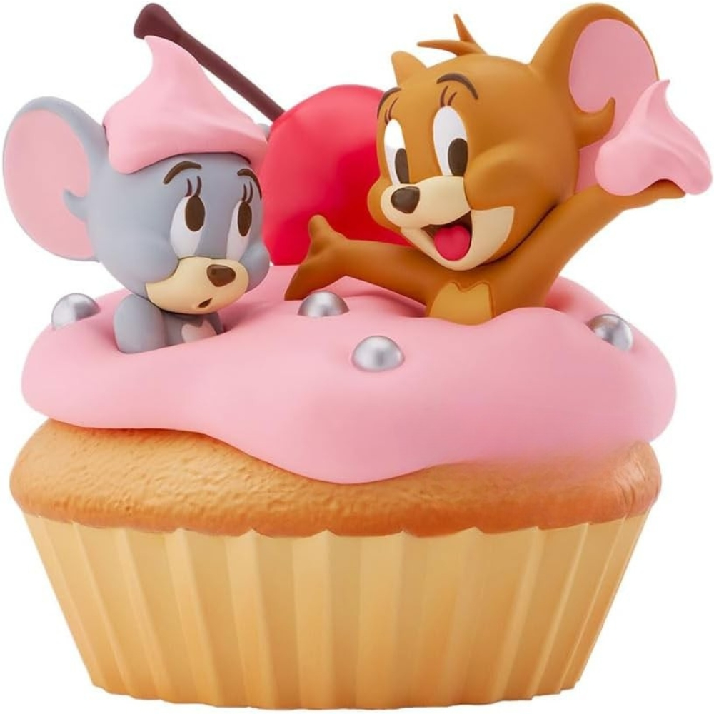 Due topi dei cartoni animati su un cupcake con glassa rosa e ciliegia.