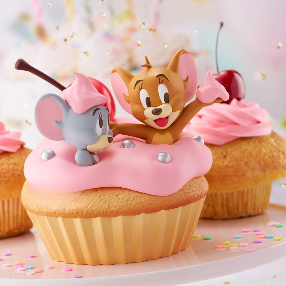 Jerry e Tom su cupcake glassati rosa con ciliegie e codette.