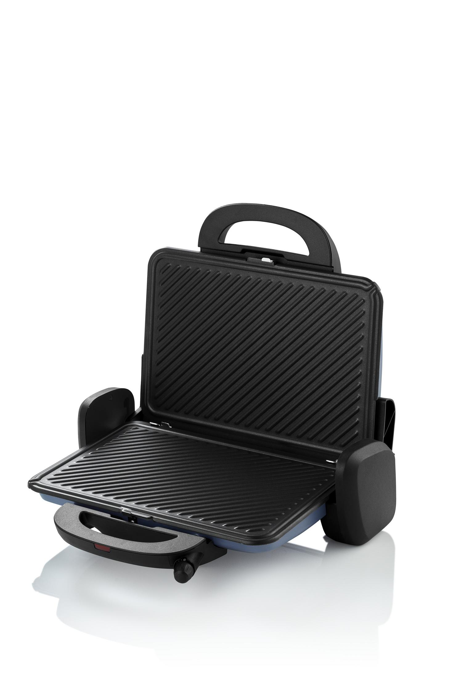 Oluklu plakalı ve siyah saplı açık bir kontakt grill.