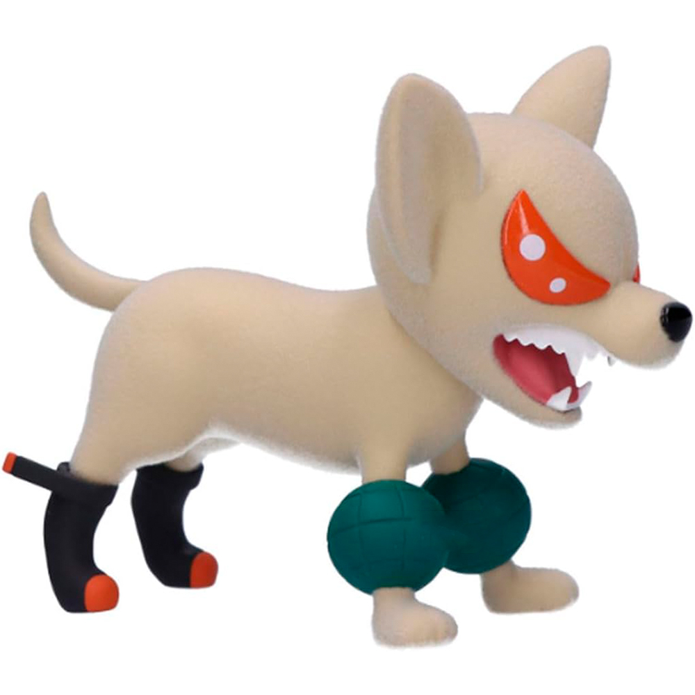 Un cane beige chiaro con accenti arancioni sugli occhi e polsini verdi.