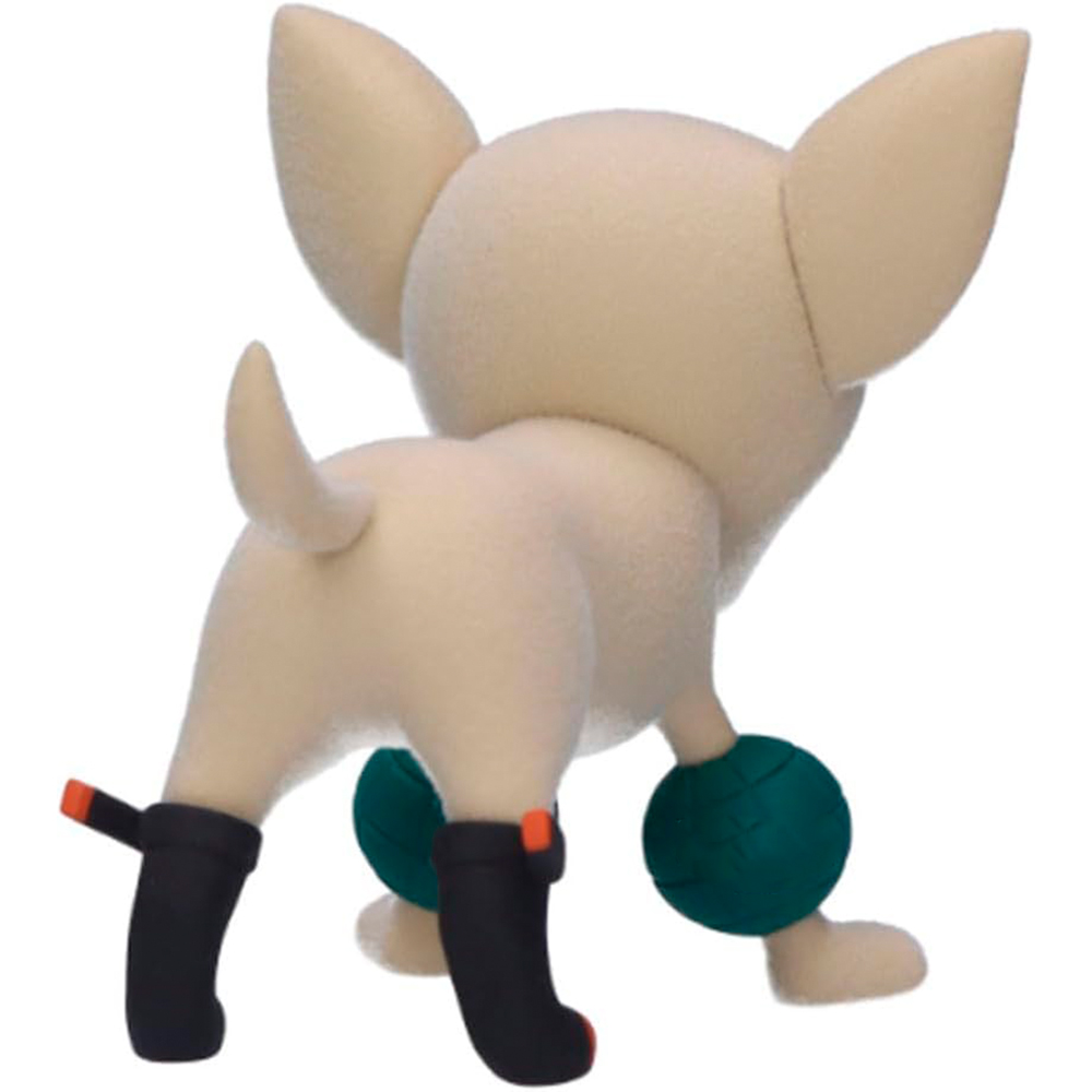 Una figura beige di chihuahua indossa stivali neri e braccialetti verdi.