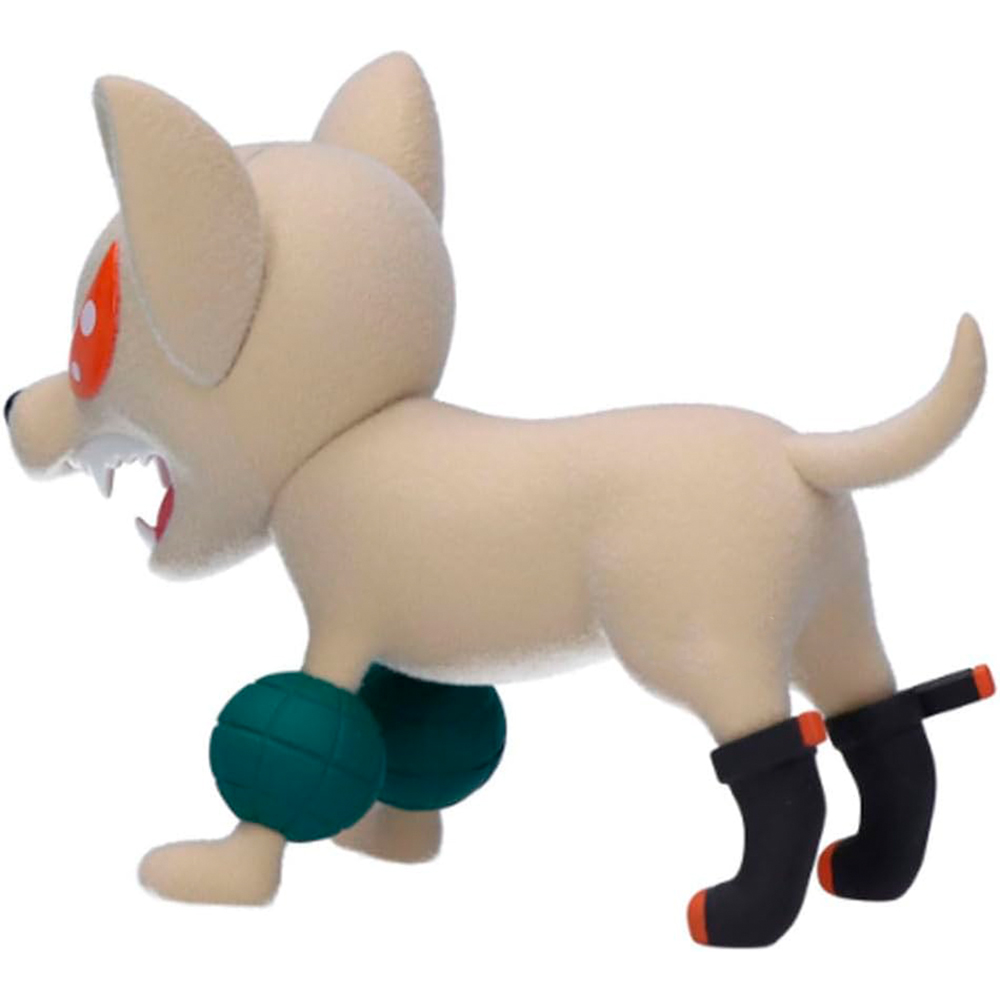Una statuetta di cane beige con palline verdi e stivali neri.