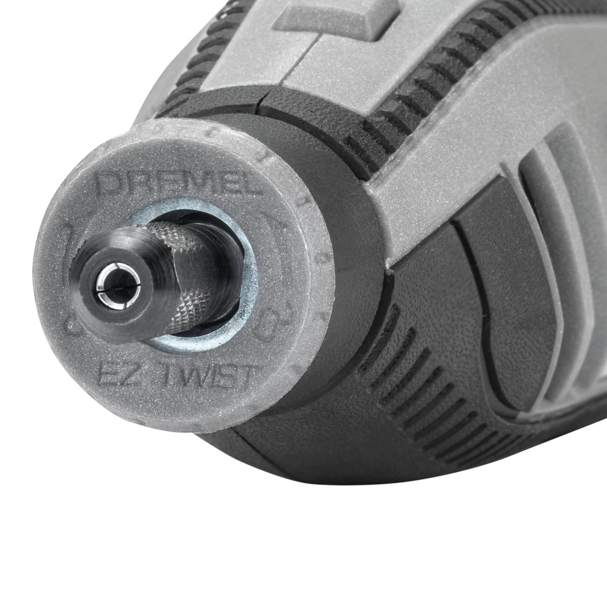 Nahaufnahme des Dremel-Werkzeugkopfes mit EZ-Twist-Spannfutter und silbernen Metallteilen.