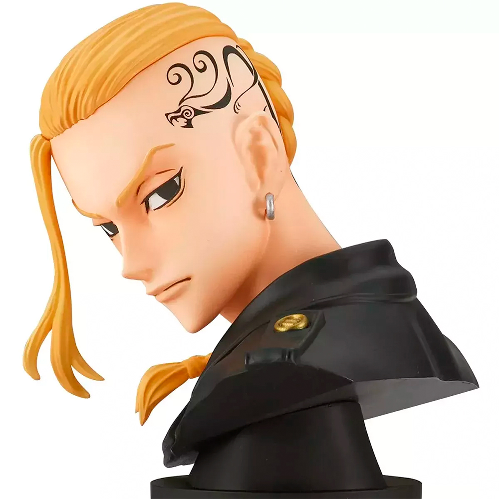 Una figura anime con capelli biondi, tatuaggi e vestiti neri.