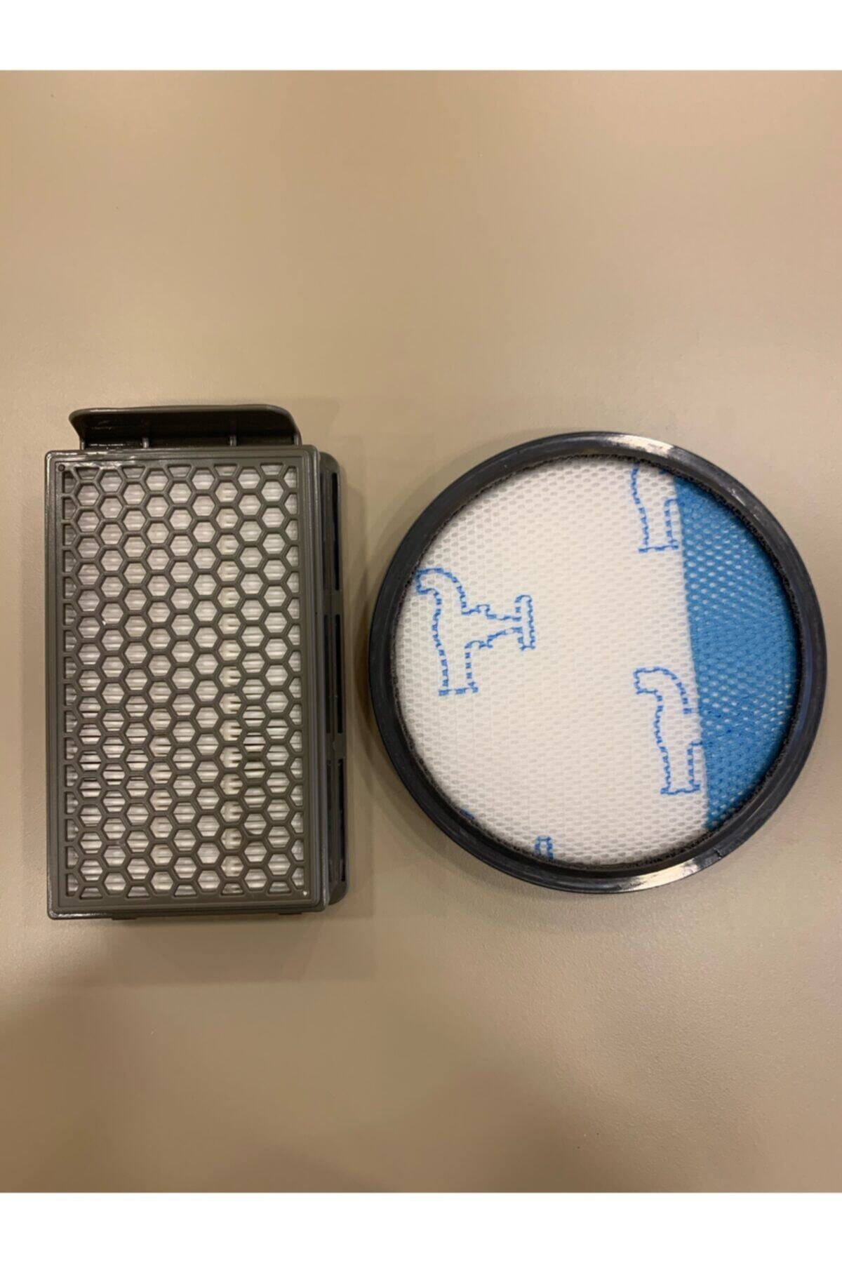 Dikdörtgen gri bir filtre ve mavi beyaz desenli yuvarlak bir filtre.