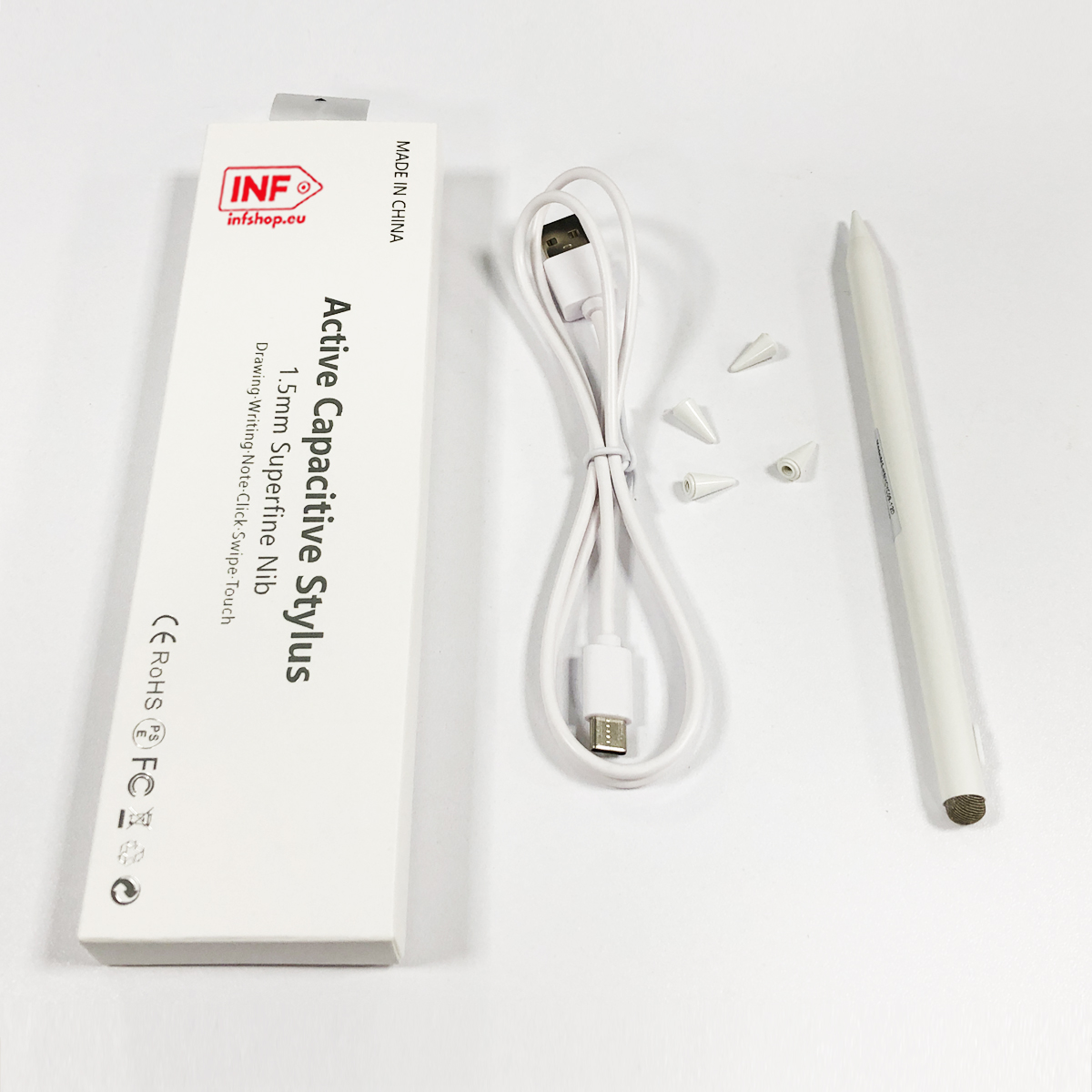 Ein weißer Eingabestift mit Ladekabel und Ersatzspitzen auf weißem Hintergrund.