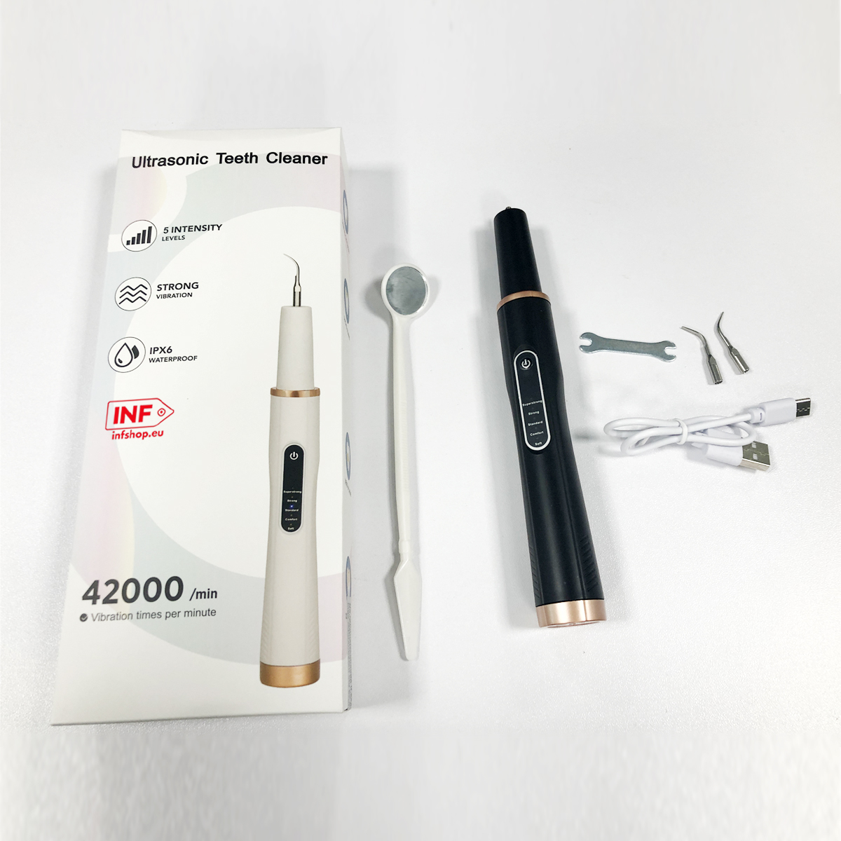 Ein zahnreiniger-Set mit weißem und schwarzem Gerät, Spiegel, Werkzeugen und Ladekabel.