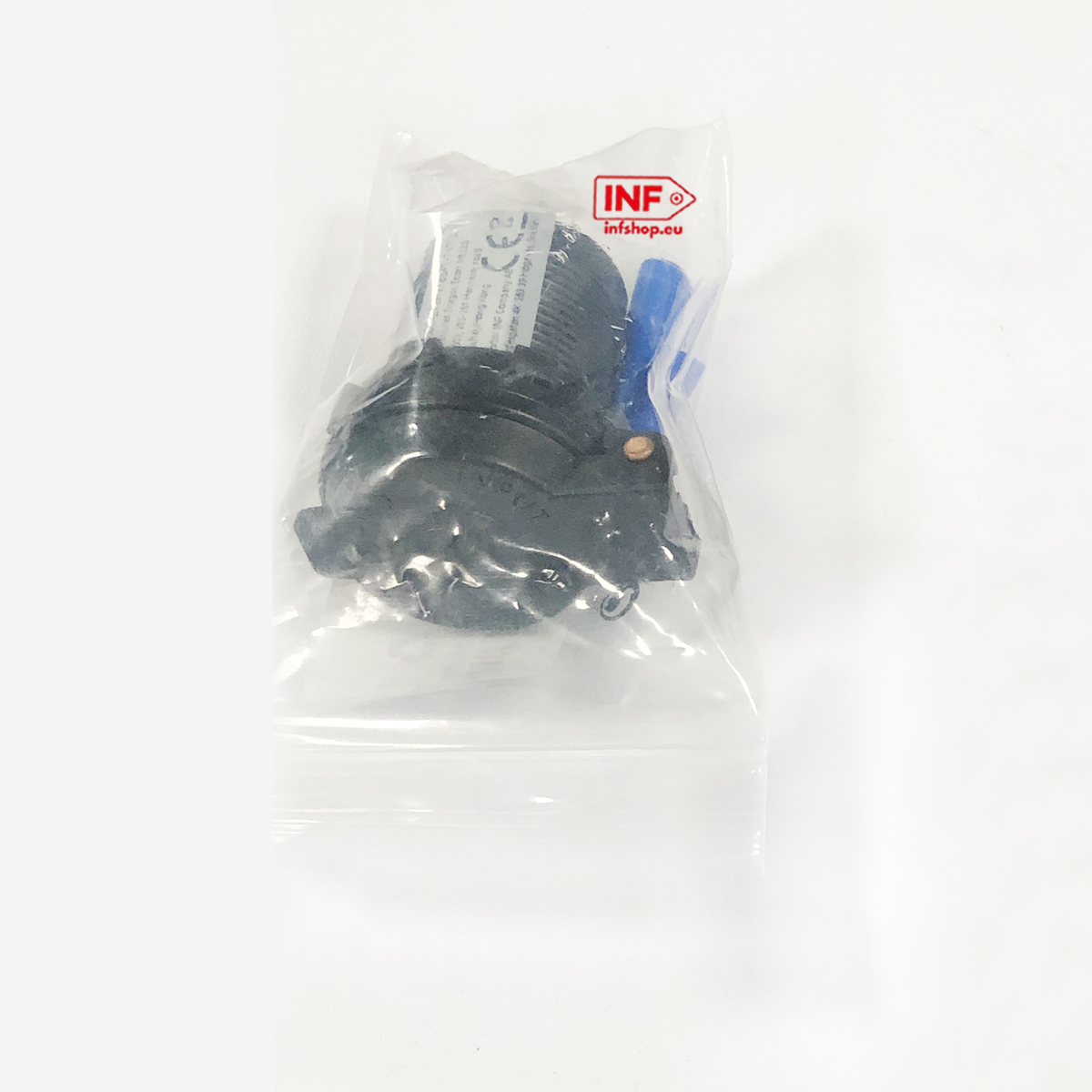 Schwarzes Bauteil mit blauem Stecker in Plastiktüte mit INF-Logo.