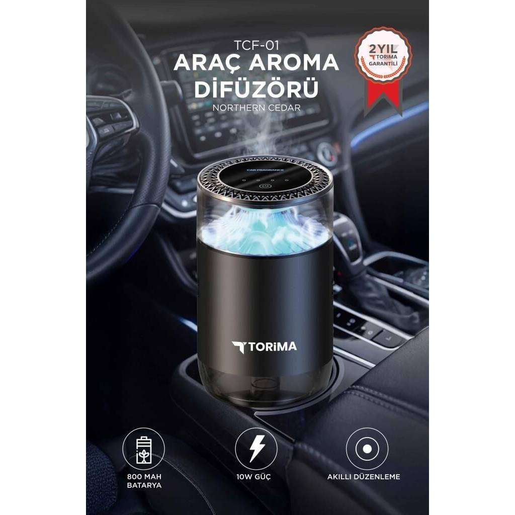 Mavi buğulu siyah araç aroma difüzörü, arabanın orta konsolunda duruyor.