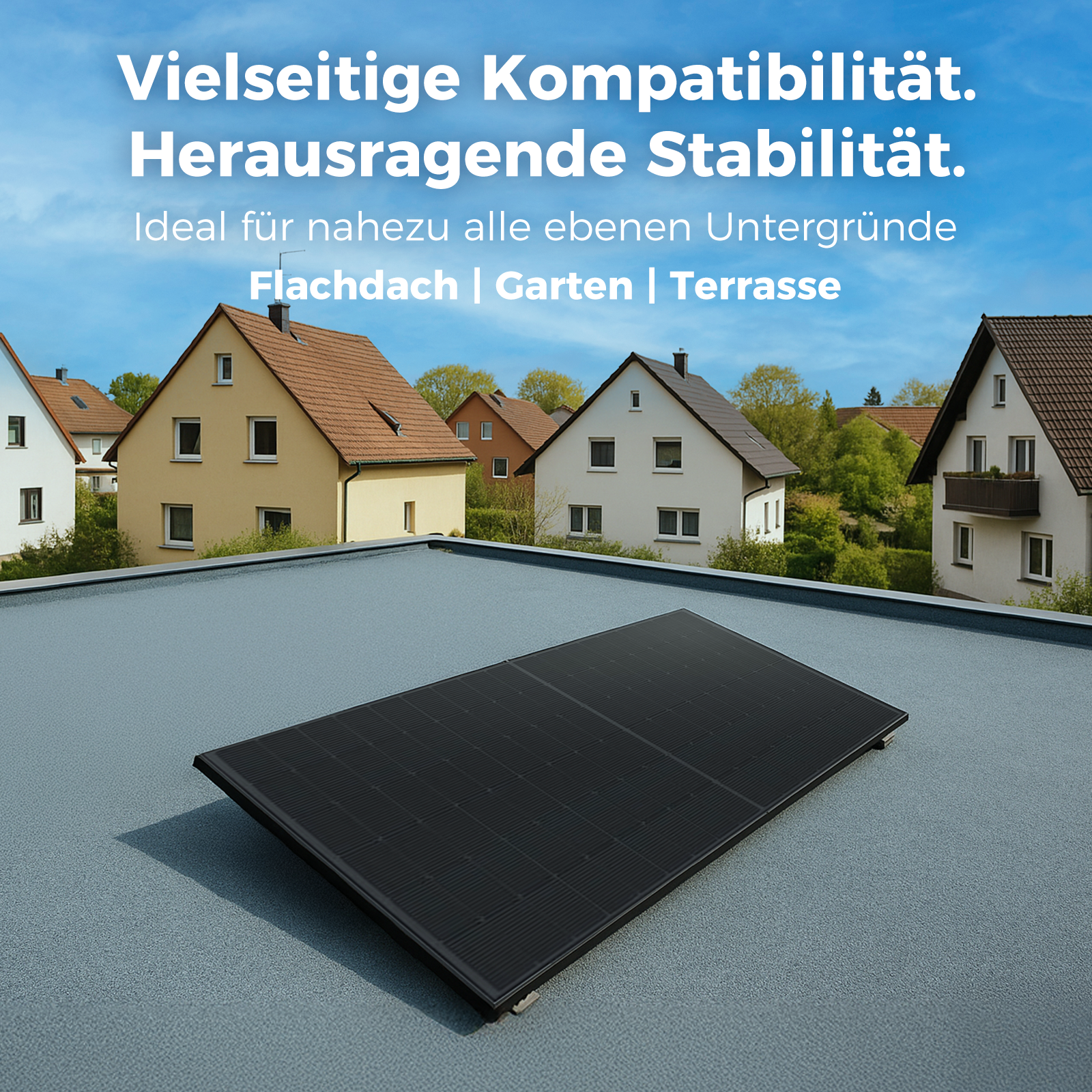 Schwarzes Solarpanel auf einem grauen Flachdach, Häuser im Hintergrund.