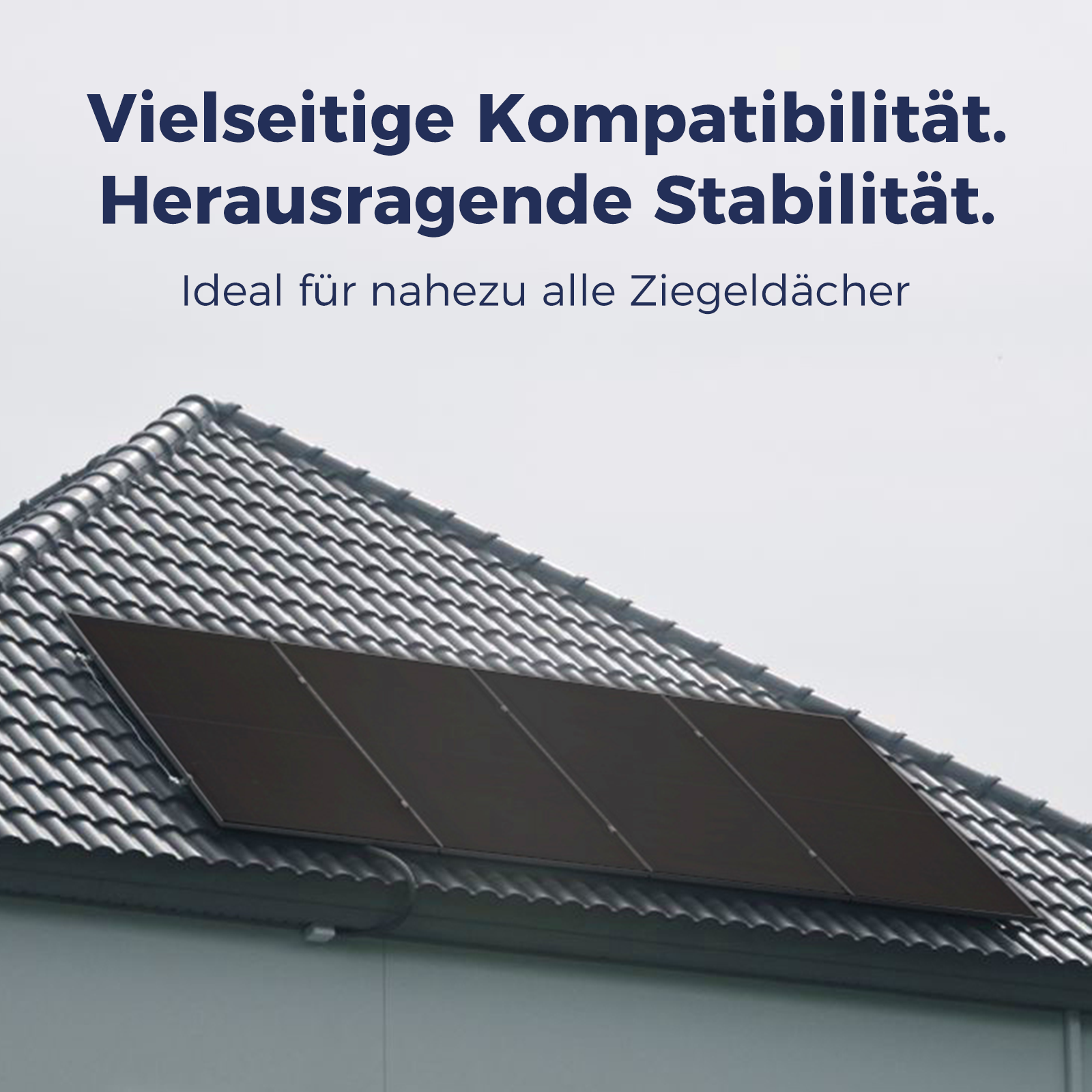 Solarmodule auf einem dunklen Ziegeldach, mit Text über Vielseitigkeit.