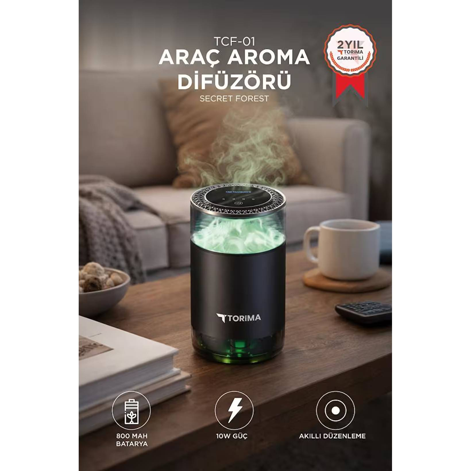 Yeşil ışıklı ve buharlı siyah aroma difüzörü ahşap masada duruyor.