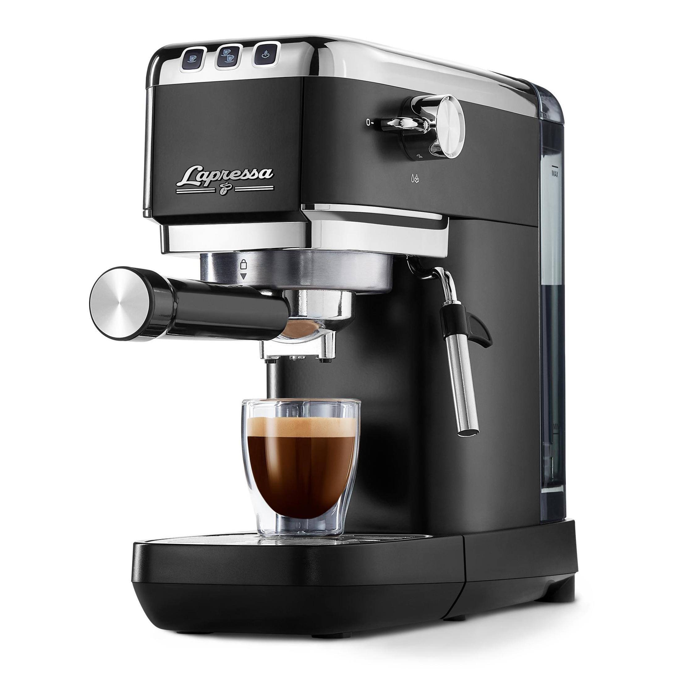 Siyah espresso makinesi, cam ve kahve ile, krom detaylı.
