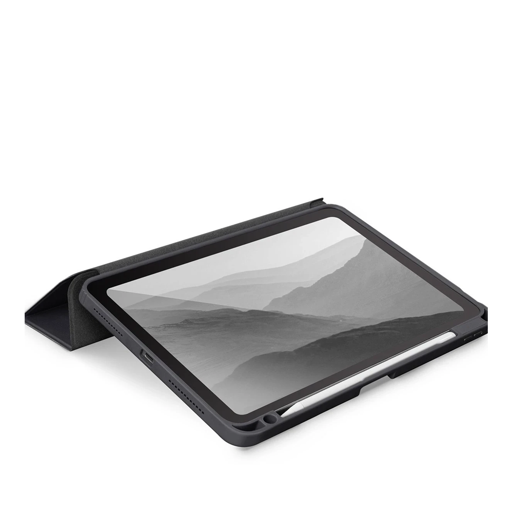 Kalem tutuculu siyah tablet beyaz zeminde duruyor.