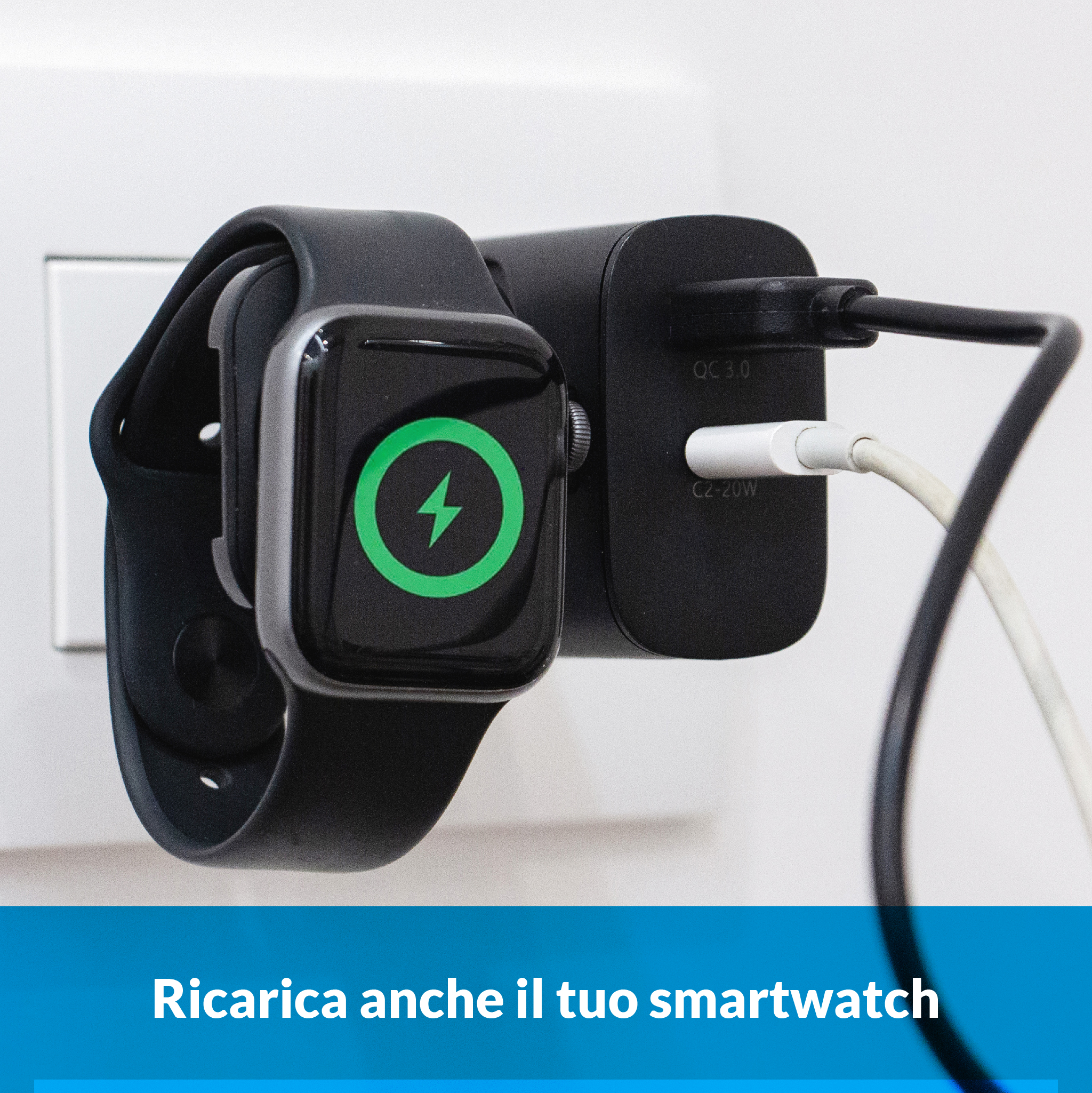 Uno smartwatch è in carica tramite un adattatore QC 3.0 collegato a una presa a muro.