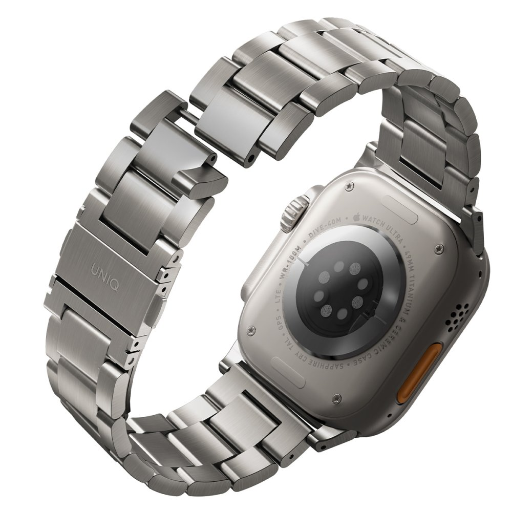 UNIQ logolu gümüş metal kordon ve sensörlü Apple Watch Ultra arka yüzü.