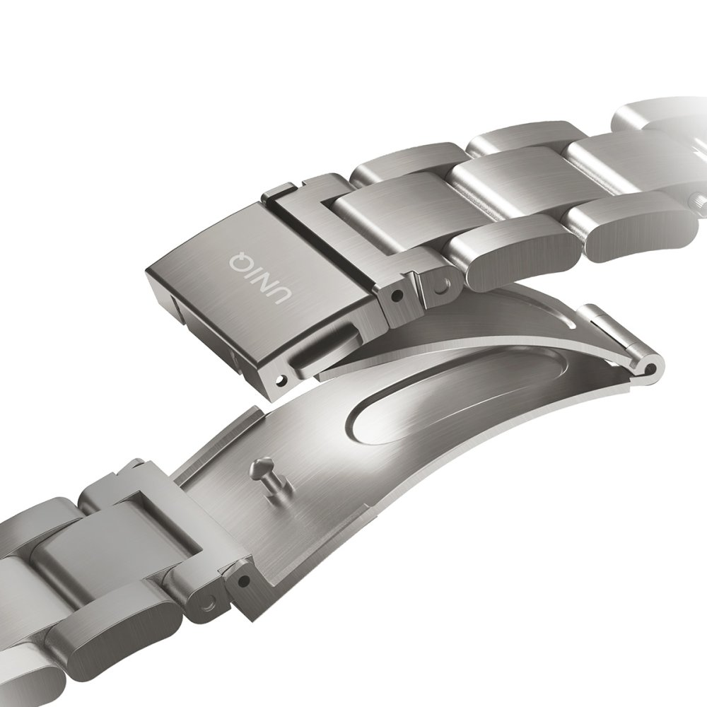 UNIQ logolu gümüş metal saat kayışı açılıyor.